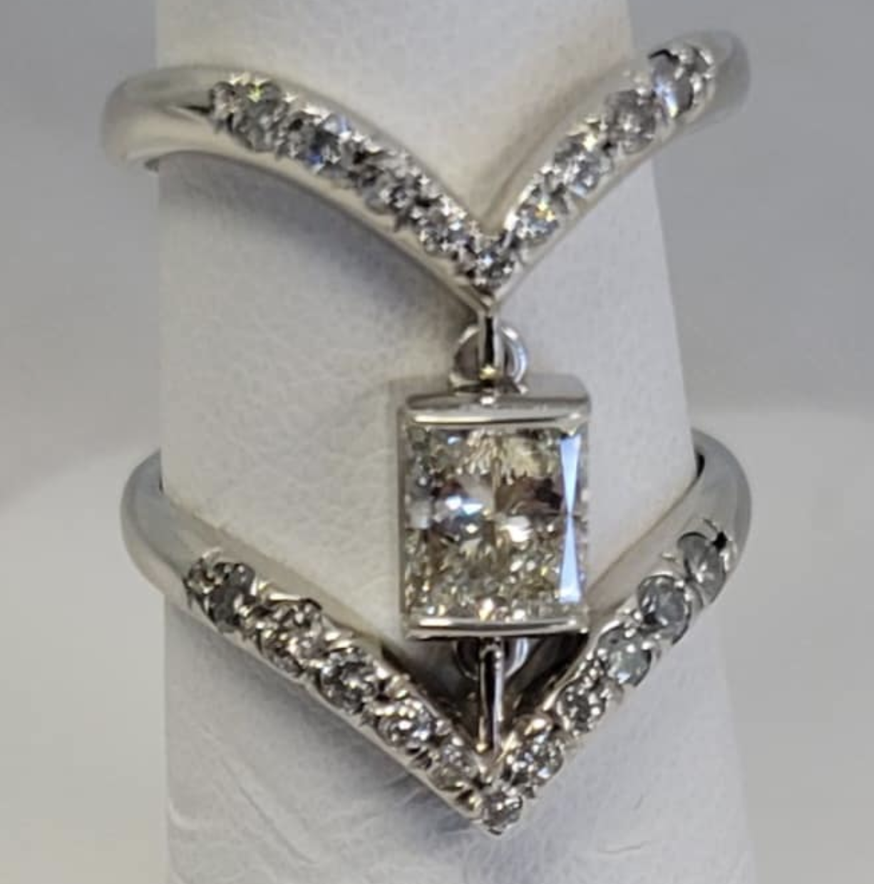 1.01 Carat Radiant Cut Diamond Ring 