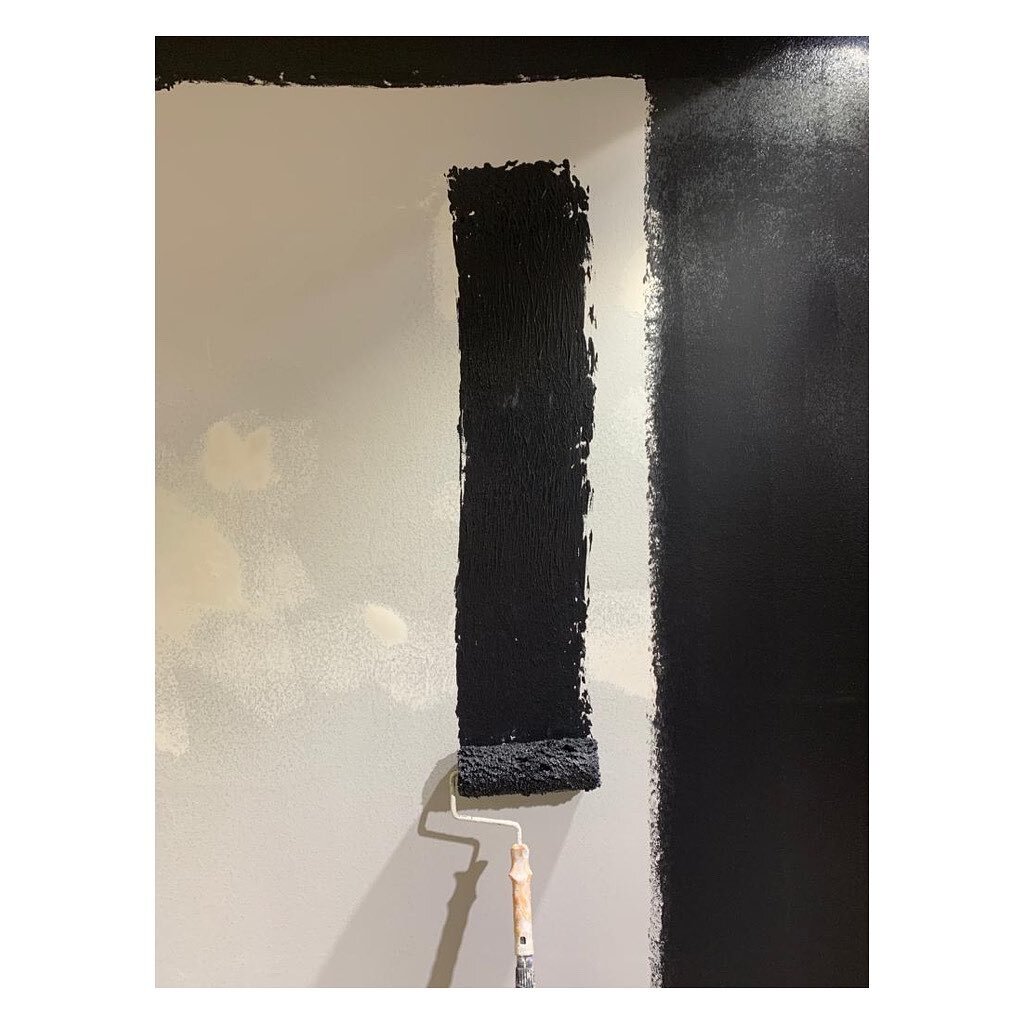 Schwarz ist das neue Schwarz.
Der Umbau geht weiter🔜

#neueranstrich #renovation #storedesign #interiordesign #wallpainting #interiorinspo #handwerk #abeleambiente