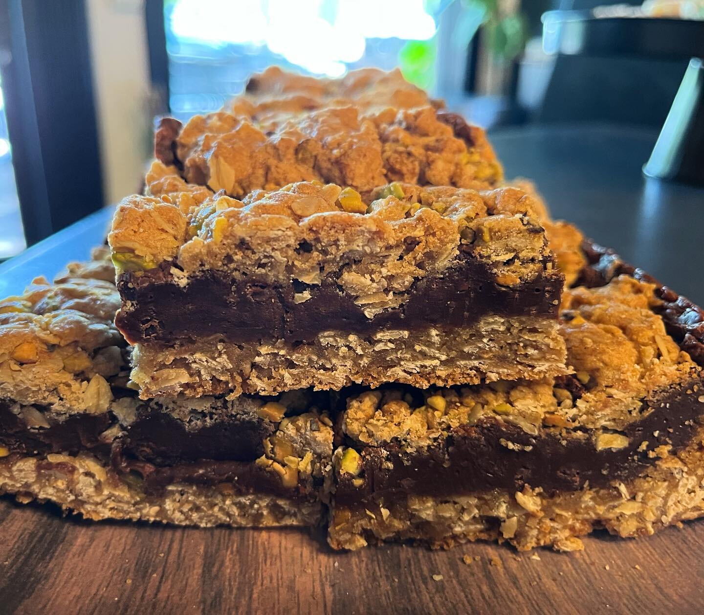 Introducing the Gluten Free Pistachio Orange Fudgy🍊 Oat Bar created by @getsconed_ just for you! 
&bull;
Small batch baked with our favorite flavors all in one fudge bar!? Yes, please!! 🫶
See you soon! 

#uptowneatsstpete #stpete #getsconed_ #baker