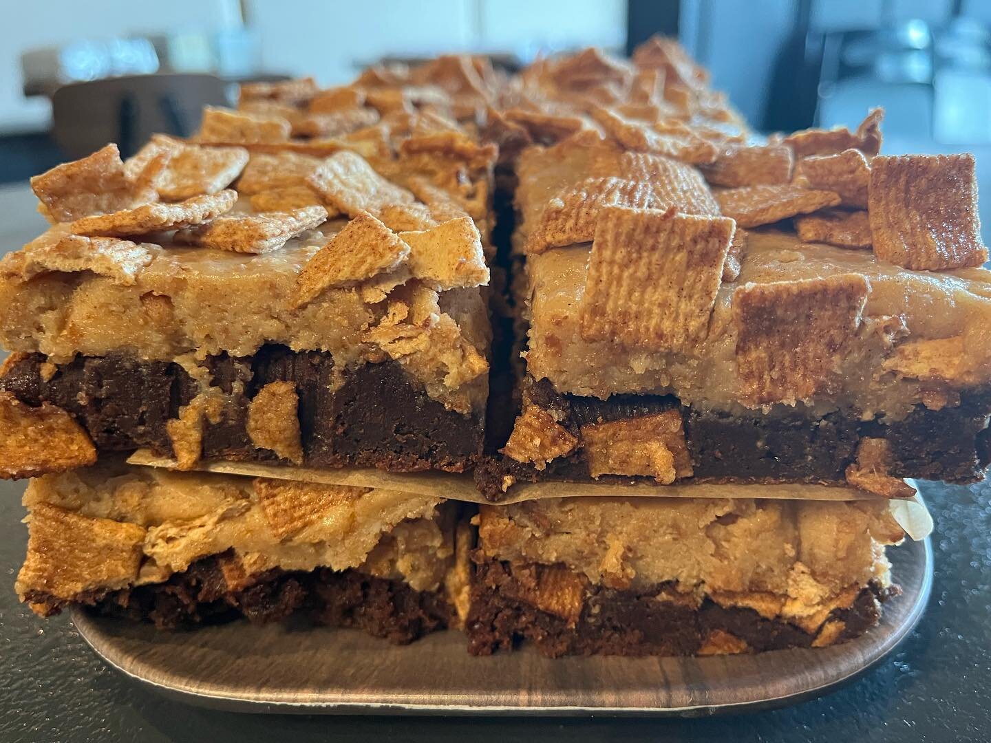 It&rsquo;s time to go back to school! Which means you&rsquo;ll need some lunchbox essentials!!! 📚📓🫶 We&rsquo;ve (@getsconed_ ) got you covered! 

Say hi 👋 to the Cinnamon Toast Crunch Cheesecake Brownie! 🤤 (yes, the cereal in our signature brown