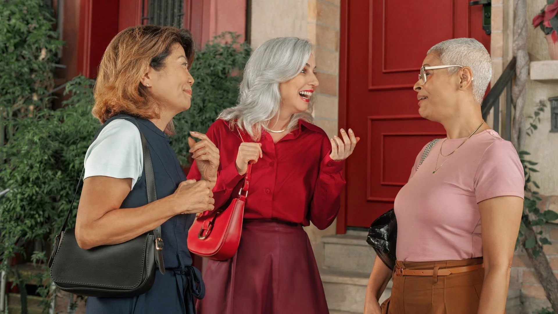 Signia Pure MaX female group laughing