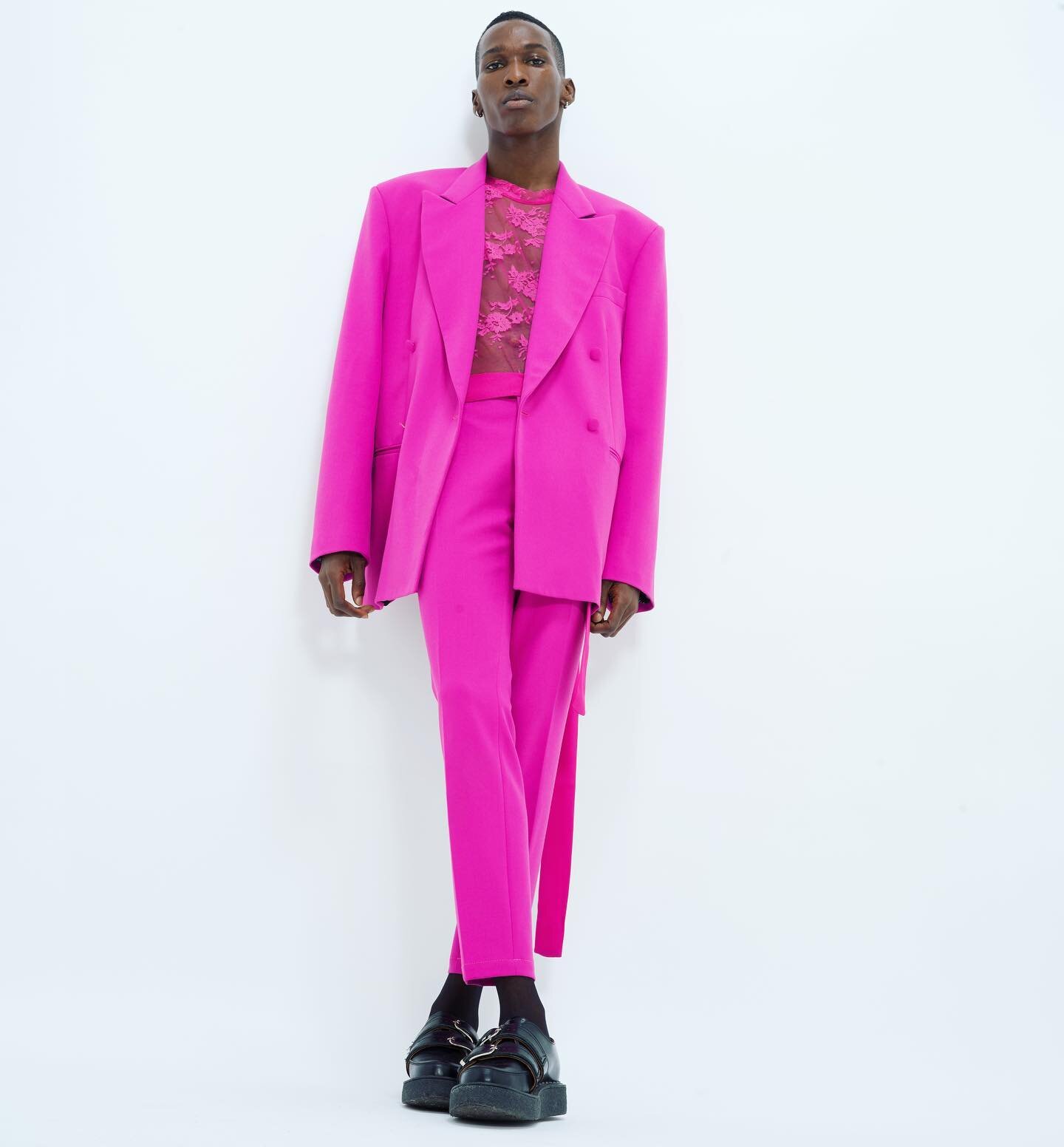 Beyond the glitch - More Hot Pink @rumeagege_ 💖

Creative Direction and Styling Stefan Brunnbauer 

#photography @bernieshoots with #assistant@manuela_fraioli
#hair @kachikatsuyawith with @makoto_tsuno
#makeup @_kunomari
Face jewellery @thegregoryka