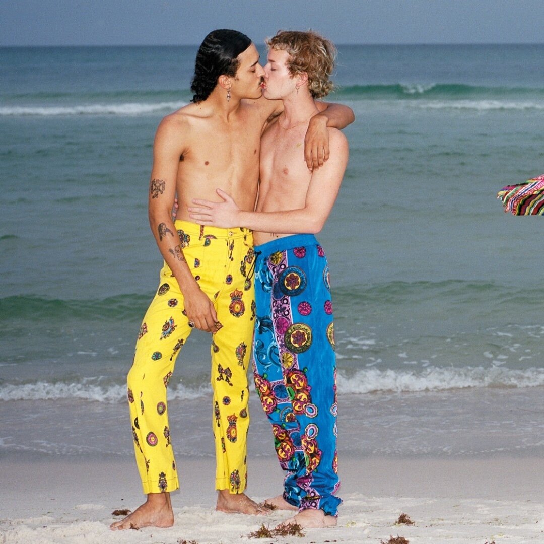 Versace Jeans Couture - Rooted in heritage and youth culture. Always exciting to work with iconic prints and colors 💛💙

#VersaceJeansCouture by @musemagazine

.
.
.
.
.
.
#versacejeanscouture #versace #fashion #design #fashionweek #printedshirts #a