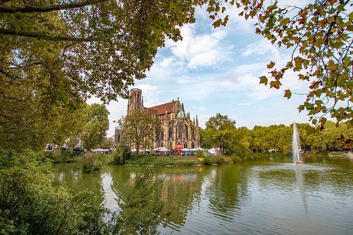 "Aus voller Kehle für die Seele" Weihnachtssingen in der Johanneskirche am Feuersee in Stuttgart