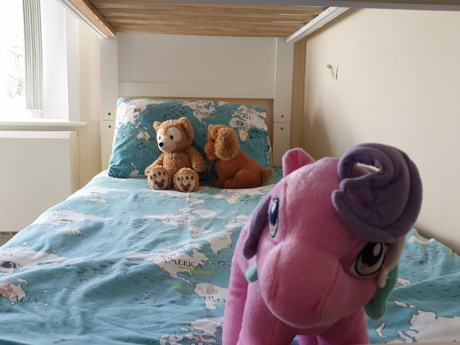 Bed with teddies and unicorn72.jpg