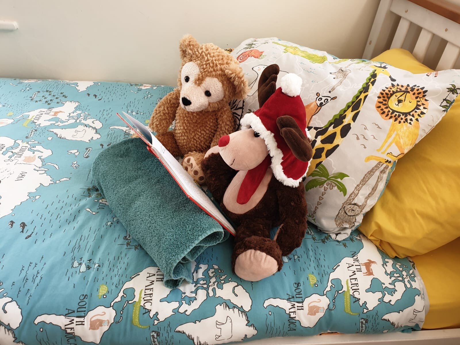 Bed with toys cosy72.jpg