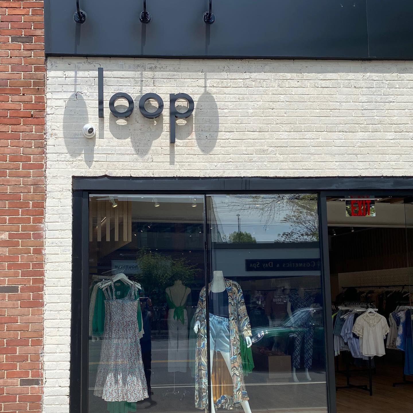 Fabricated metal letters mounted with spacers are a great option for sophisticated and streamlined signage. Congrats on the new space! @loop_port @cityscapeengineering