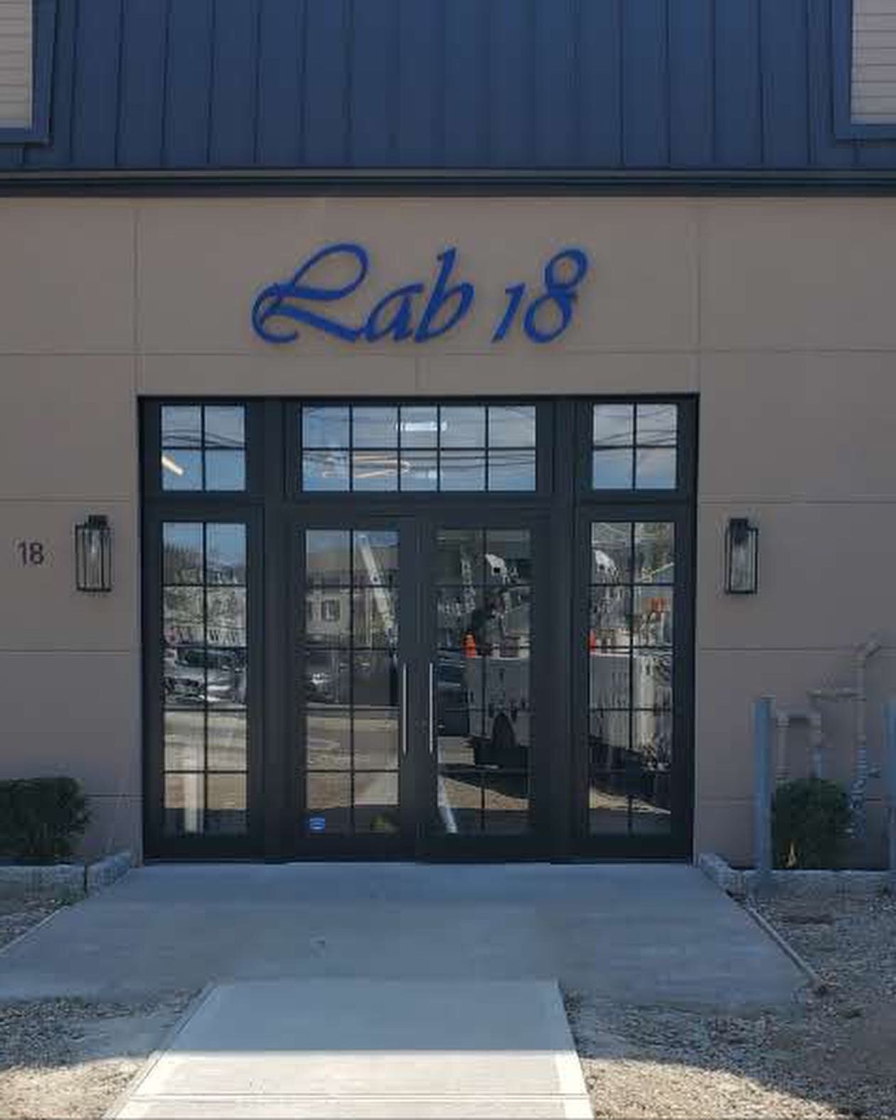 Congrats Lab 18 golf on your new premier indoor golf performance facility! ⛳️⛳️. Halo lit channel letters make a sophisticated statement and the lit blade sign adds to the indoor space. Thanks for the opportunity!  #channelletters #outdoorsigns #sign