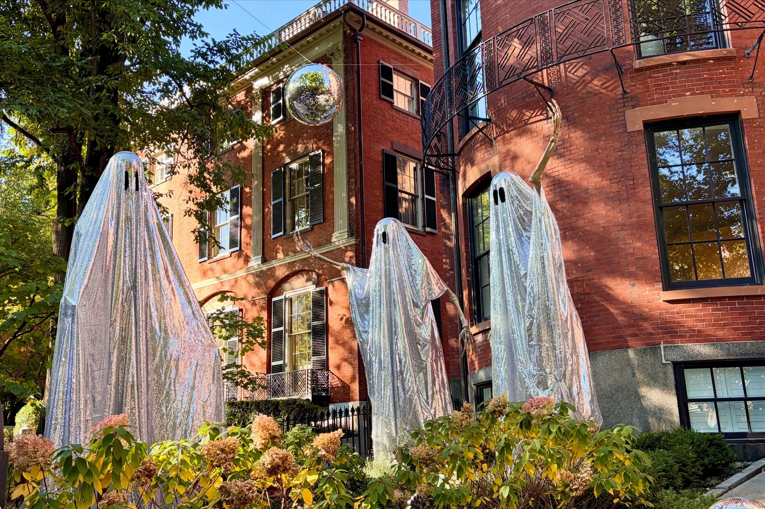 Halloween Creations! Part 2/5 Beacon Hill

Long known as THE neighborhood that really does it up in Boston, Beacon Hill does not disappoint.  With deco that ranges from enormous and big production to surprisingly spooky and fun, smaller displays with