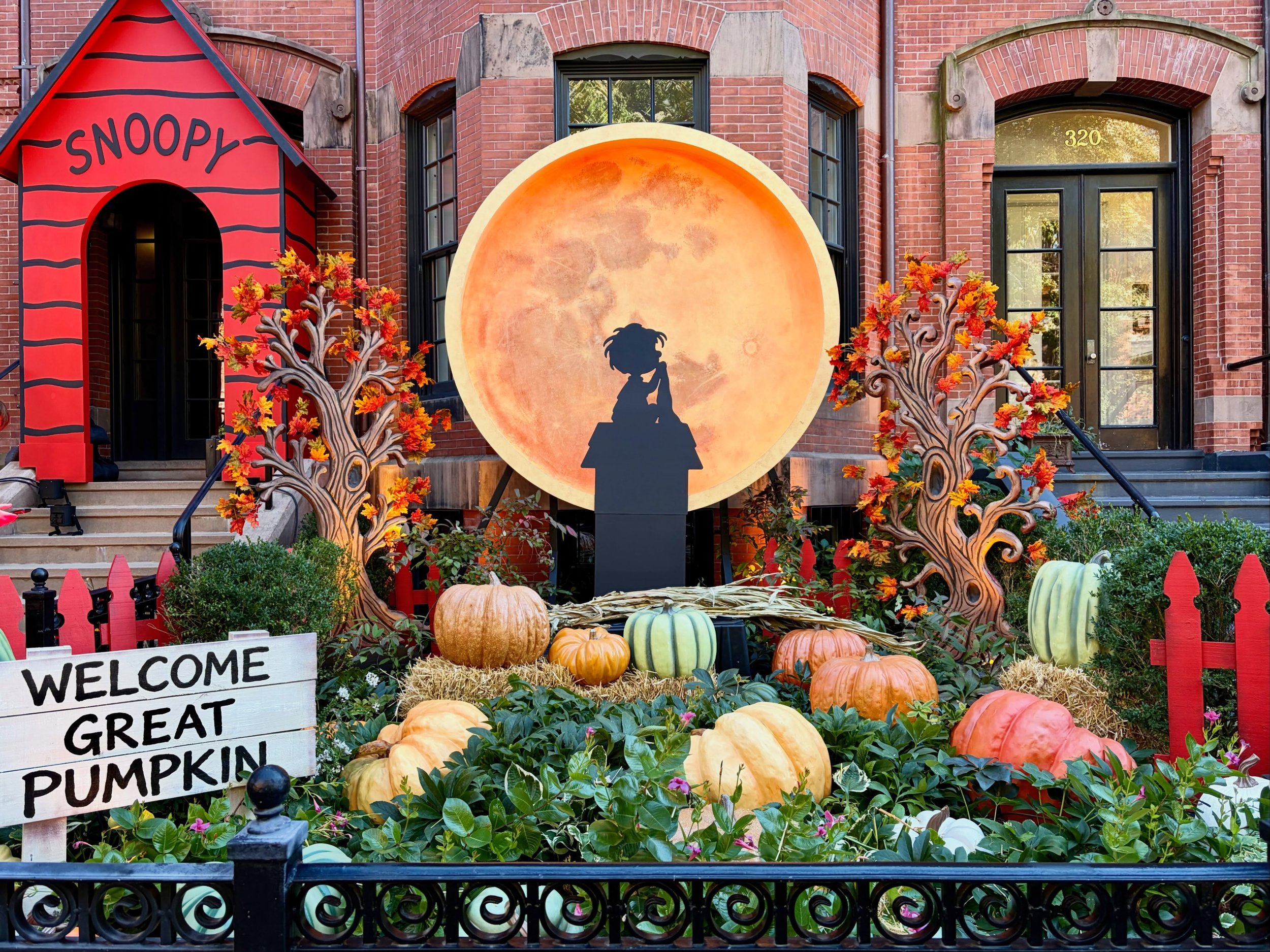 Halloween Creations! Part 3/5. Back Bay

One of the things that I enjoyed about a lot of the decorations is how committed people were to creating a scenario, and the humor involved in some of them. 

These were taken on Marlborough St and Commonwealt