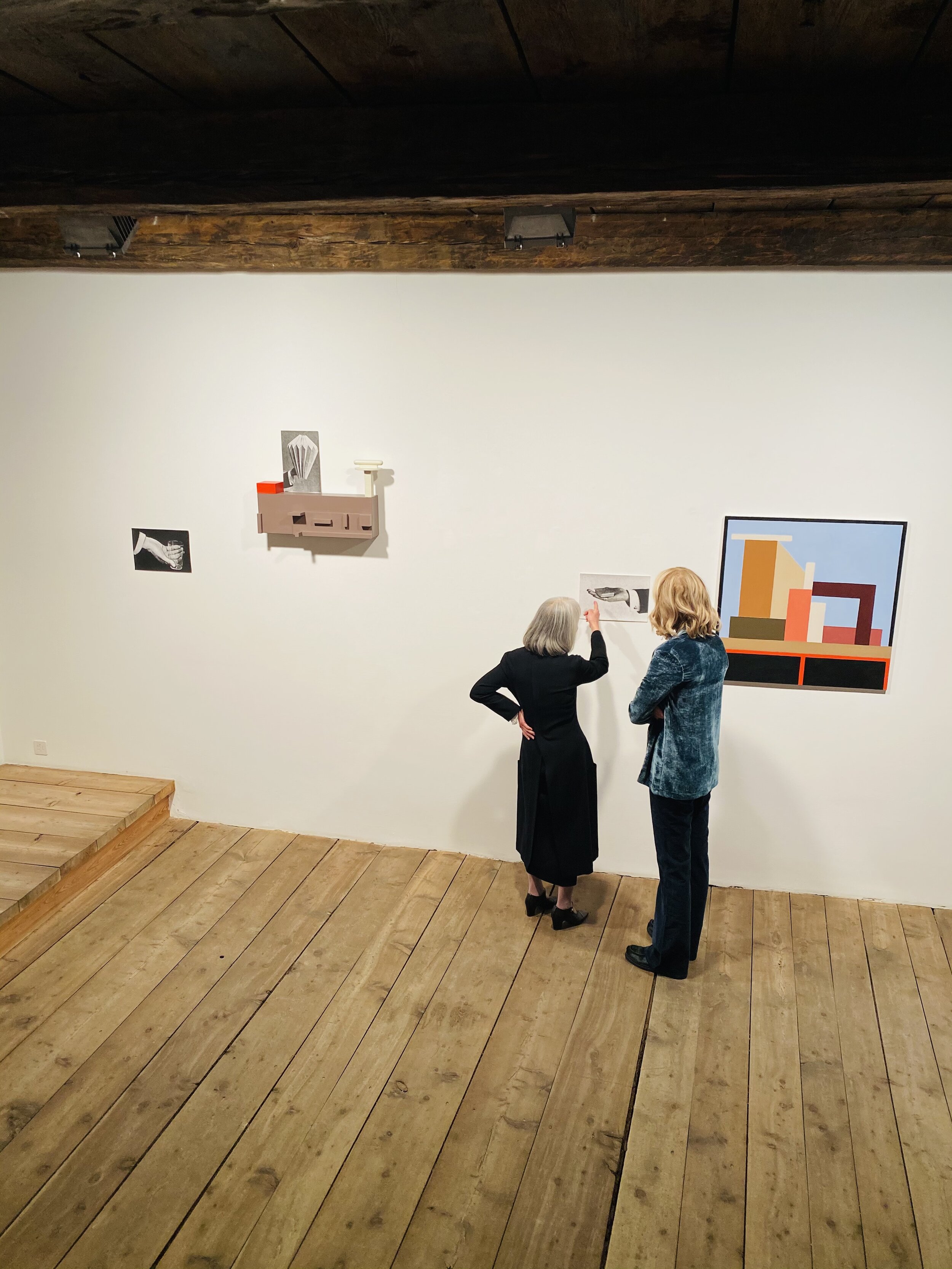 The Gallerist Monica de Cardenas and the Artist CHUNG EUN-MO discussing the exhibition "Les Jeux de Mais".