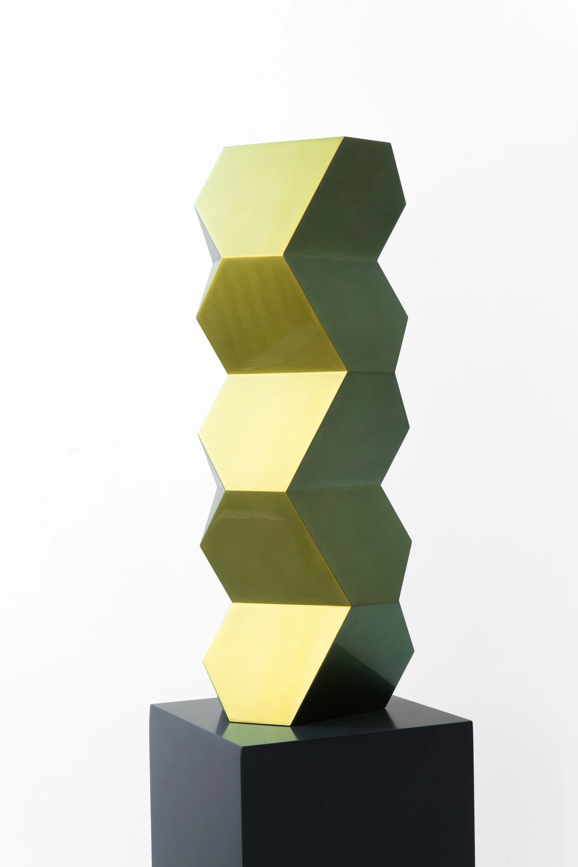 Hanna Roeckle, Greengold, 2015, Paint on SWISSCDF, 68 x 26 x 17 cm.