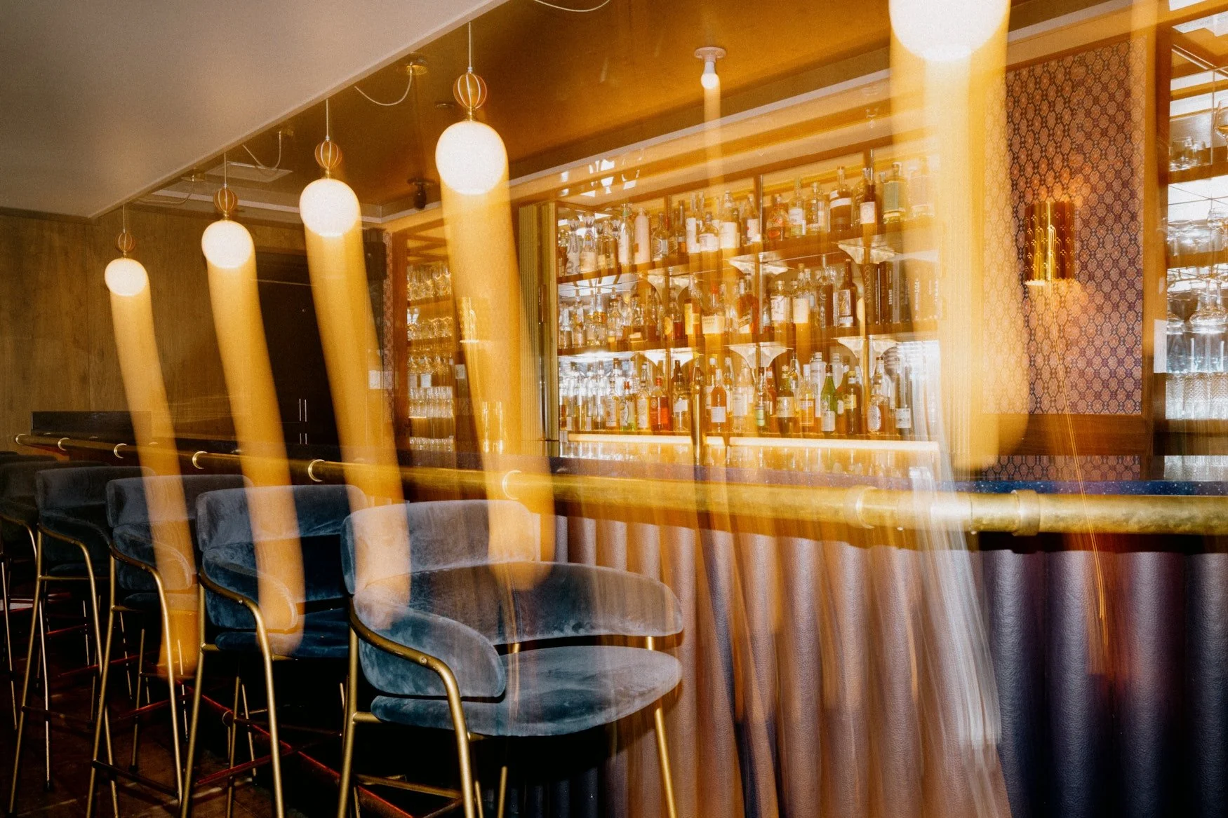 Bar with light bleed on image