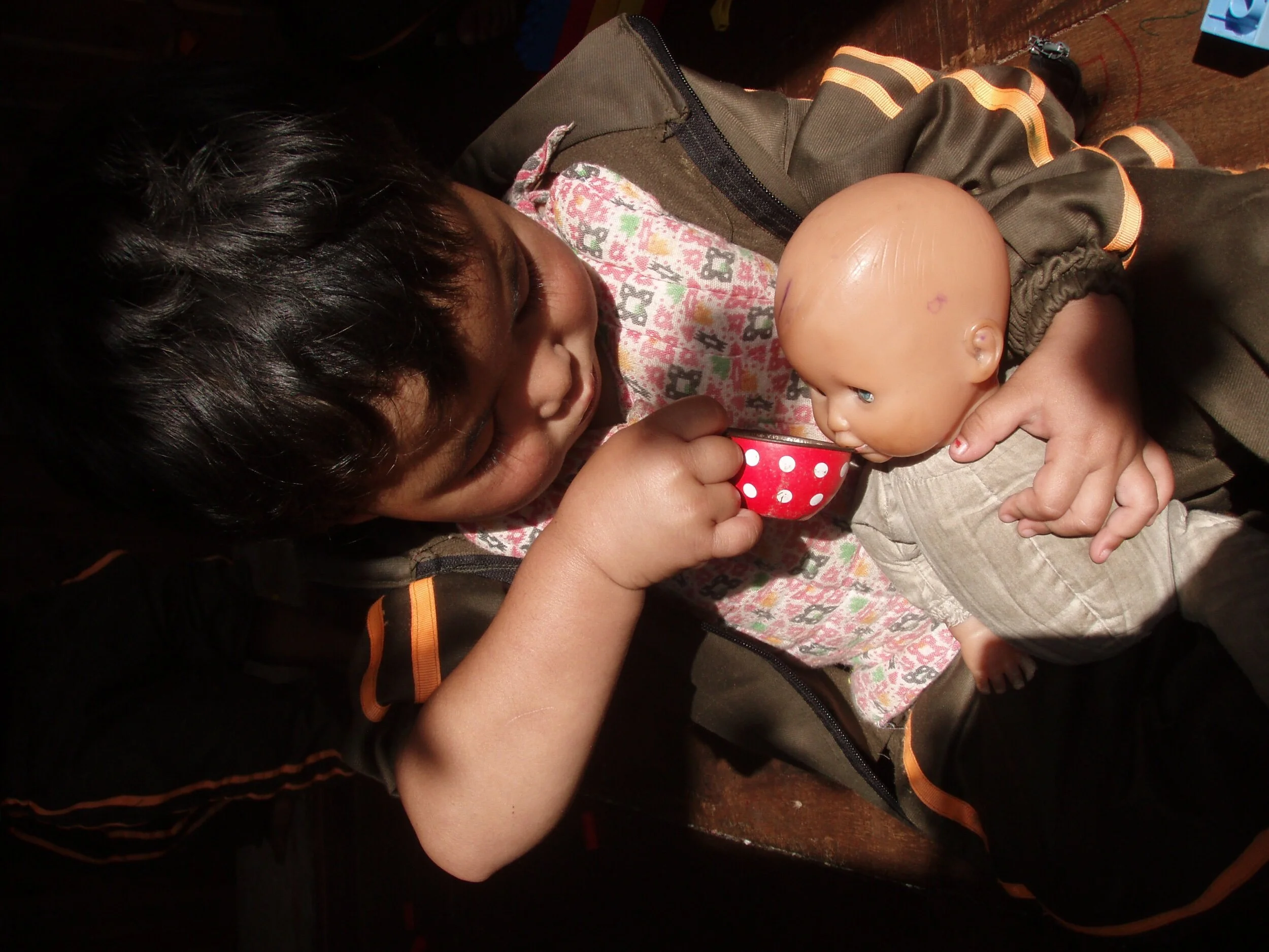 barn med docka 1.jpeg