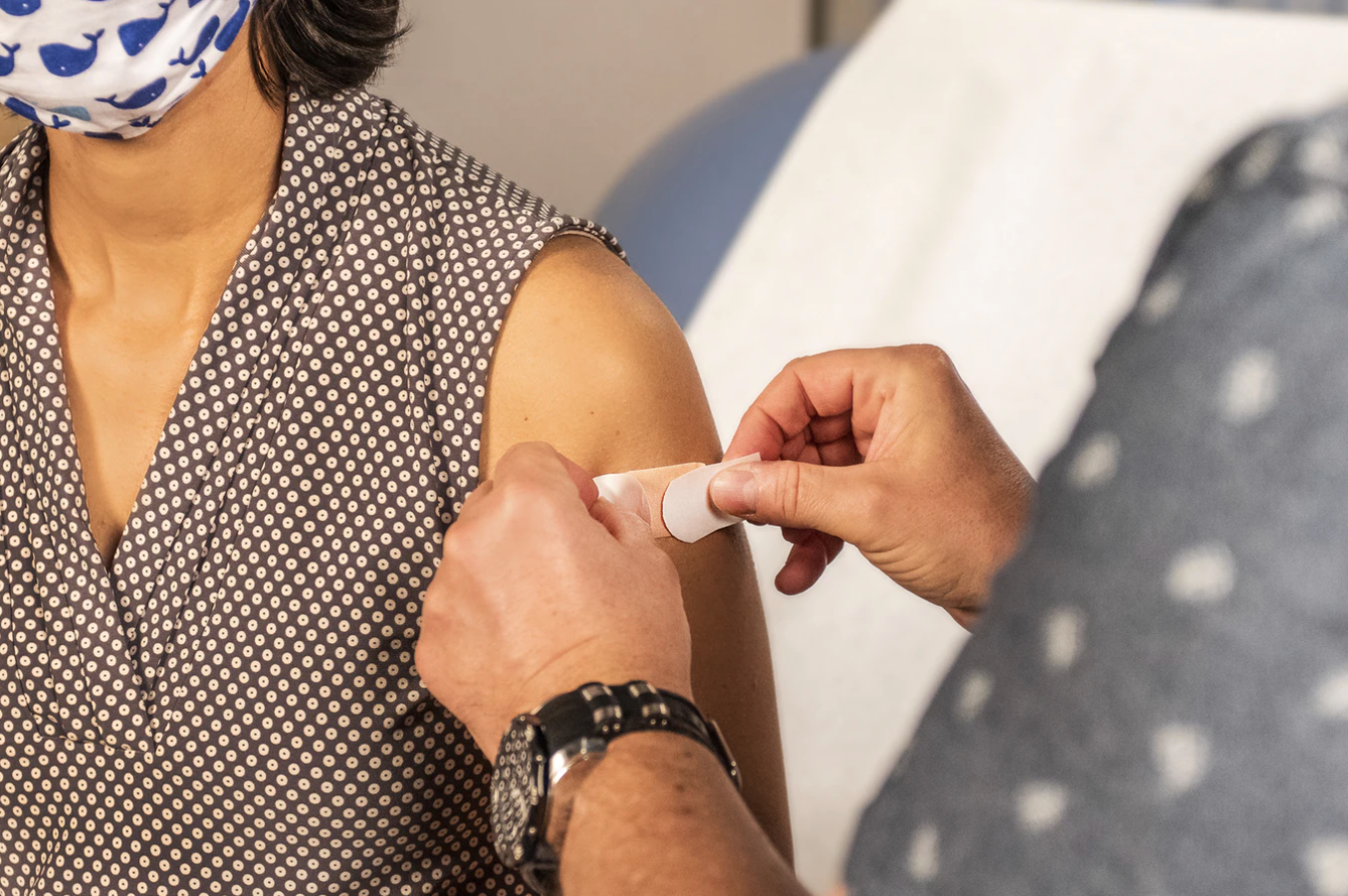 Over half of adults unvaccinated for COVID-19 fear needles – here’s what’s proven to help