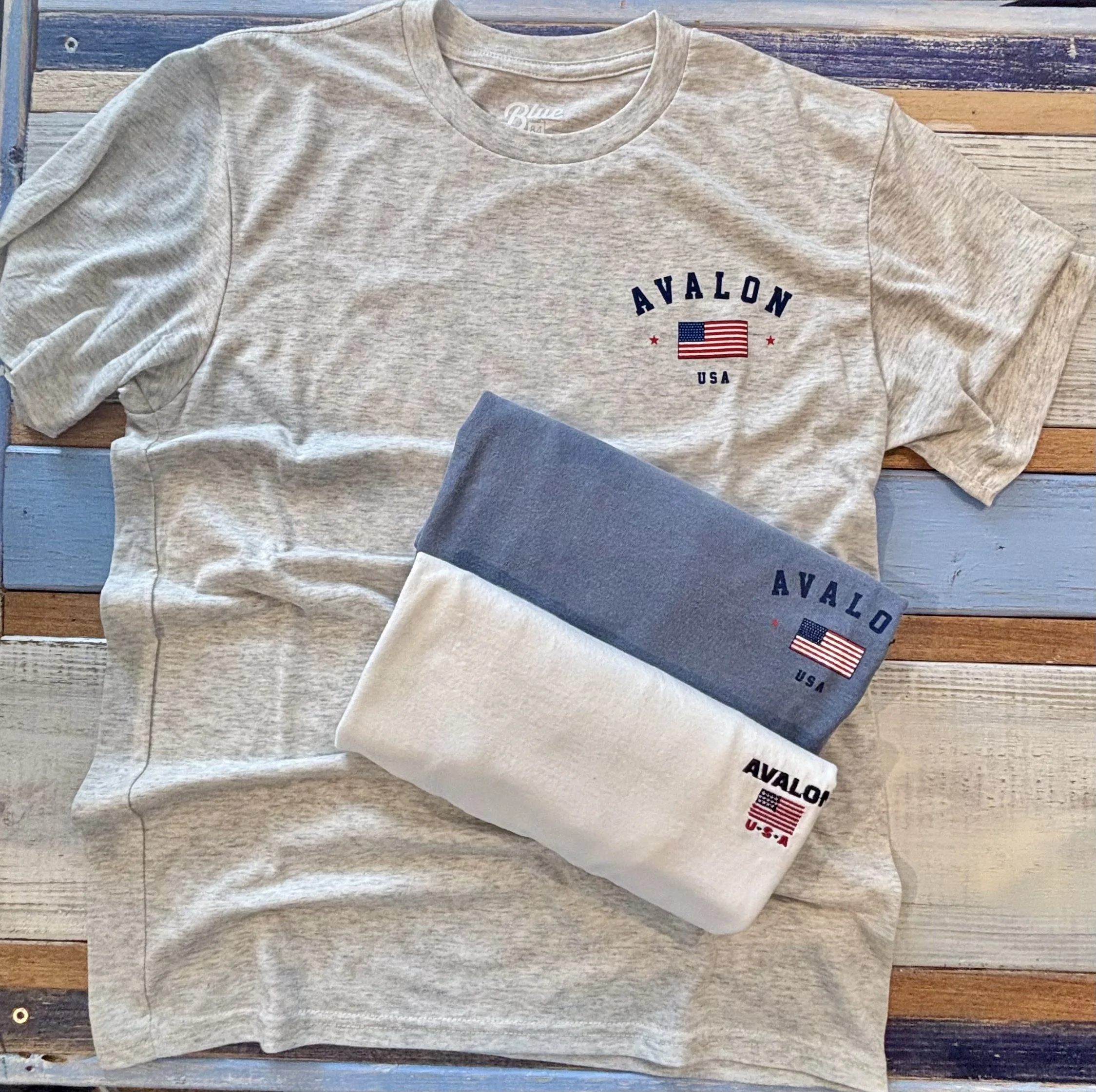 AVALON | MENS SHORT SLEEVE TEE W/ LEFT CHEST FLAG DESIGN