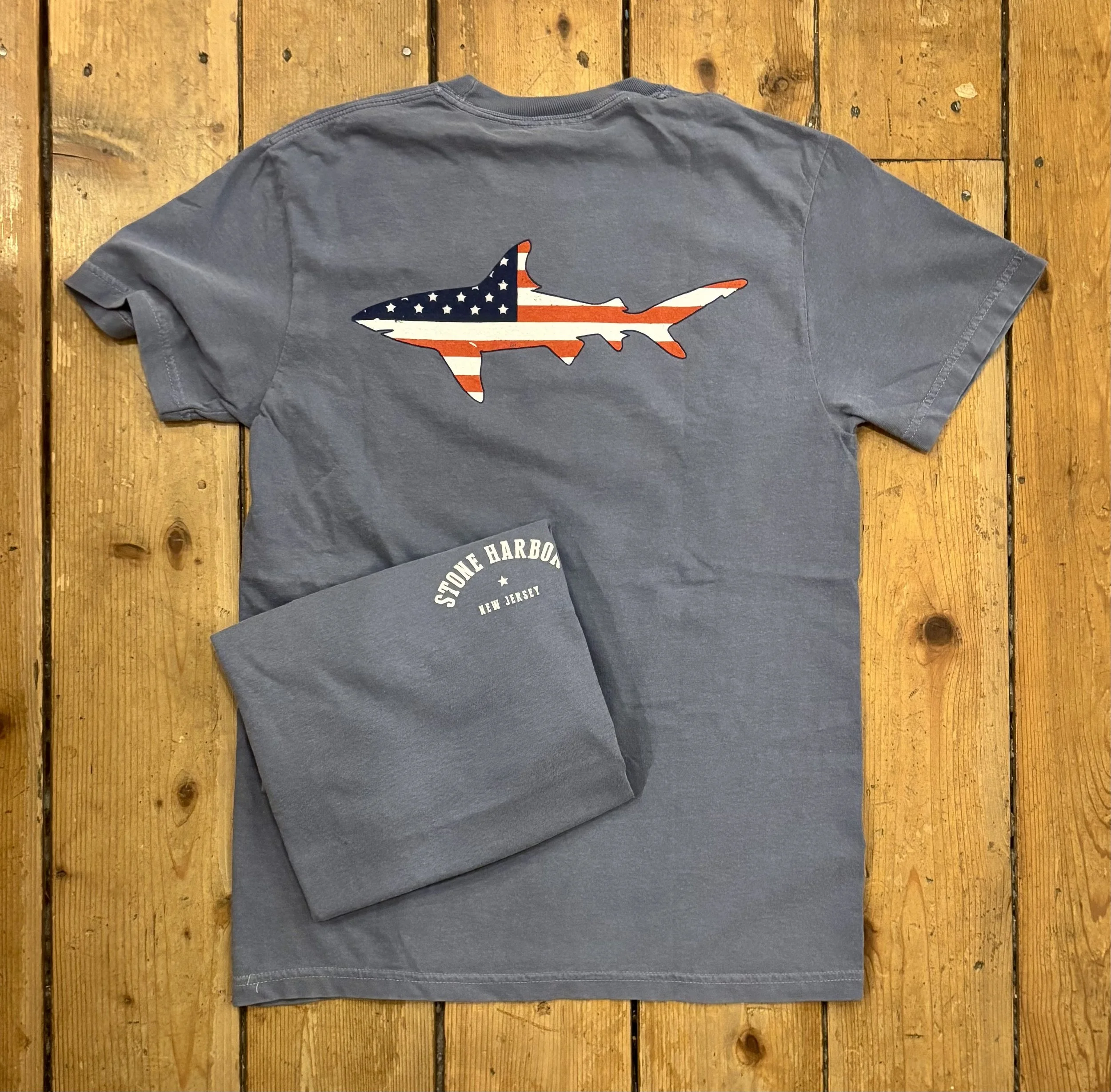 STONE HARBOR | MENS TSHIRT W/ FLAG BACKPRINT