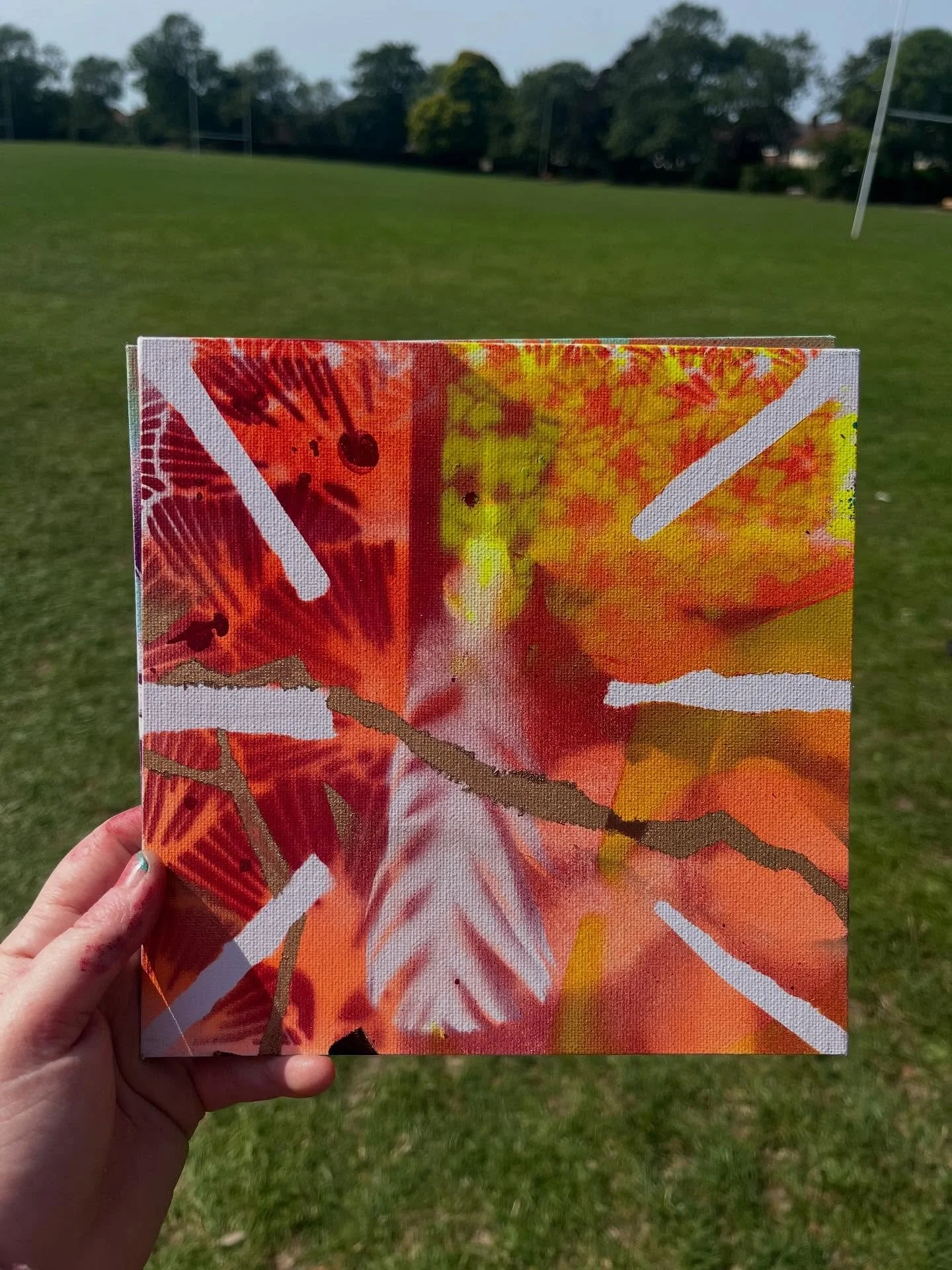 One of our favourite sessions at the art table! We work with spray paint and stencils to build up@many layers on a canvas. This is also a great opportunity to learn about the safe use of these materials 🫟