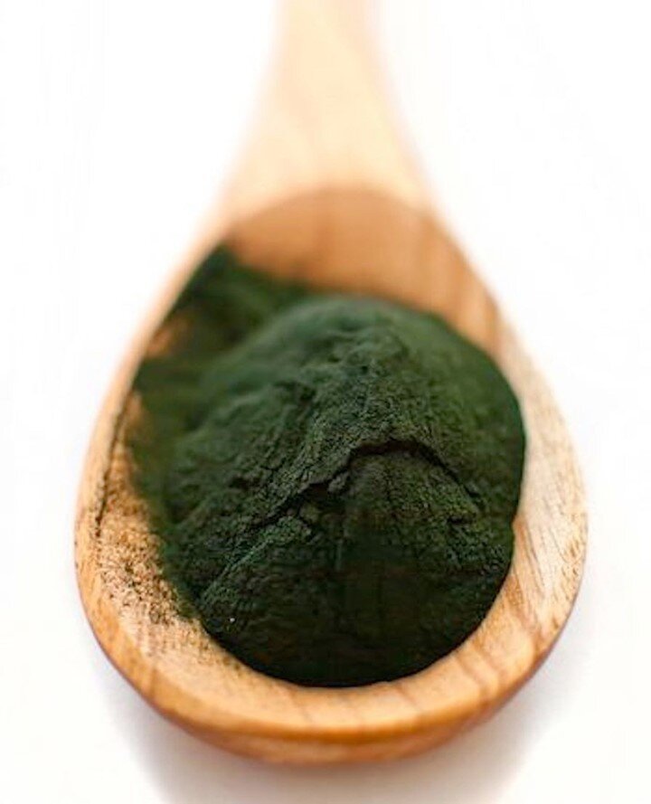 Can you guess what the superfood ingredient is in this smoothie? *Hint* it is a blue-green algae that is the highest source of plant based protein! 💚SPIRULINA⁠
⁠
Spirulina is a nutrient dense superfood which can be incorporated into your diet as a s