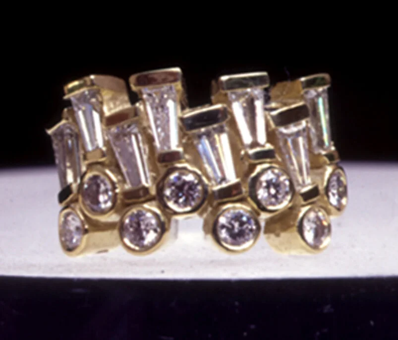  Diamonds and 18k yellow gold 