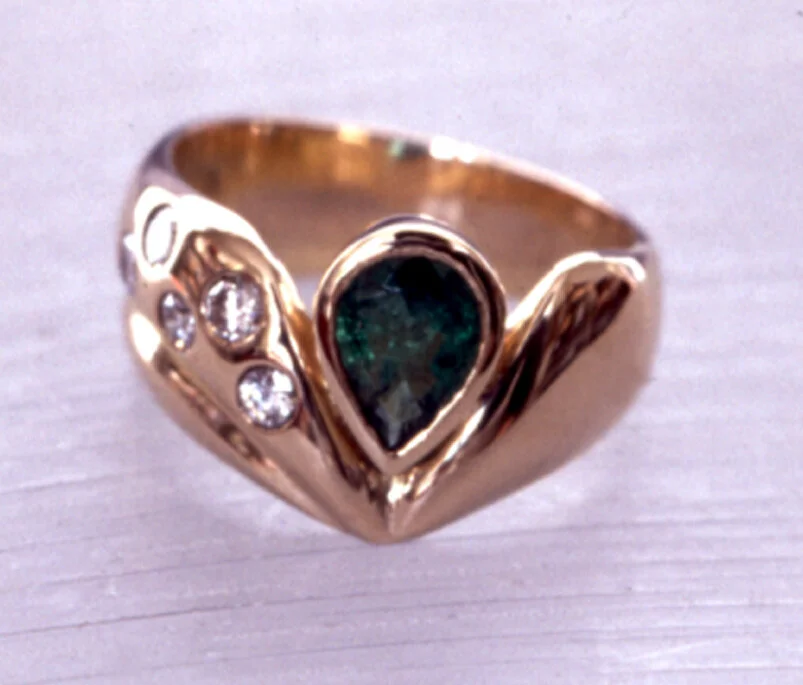  Emerald, diamonds and 18k yellow gold 