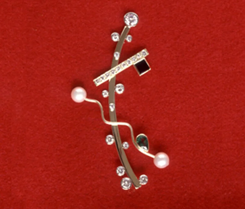  Diamonds, emerald, pearls, onyx and 18k yellow gold 