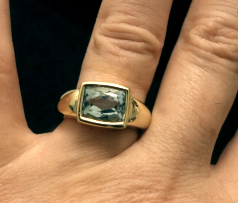  Aquamarine and 18k yellow gold 
