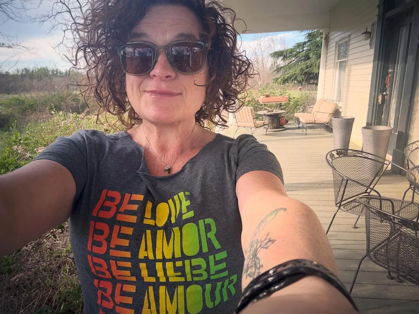 ✨✨✨

a little &hellip; 

Friday &hellip; 
Porch &hellip;
Love &hellip;

have a good day ✨

✨✨✨

#flourishroot #porch #belove