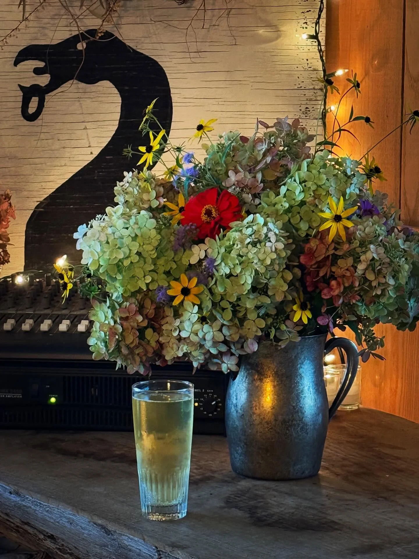 ✨

Friday Night Lights @pendruidbrewing 

✨

#flourishroot #fridaynightlights #supportyourlocalbrewery #sperryville #rappahannockcounty