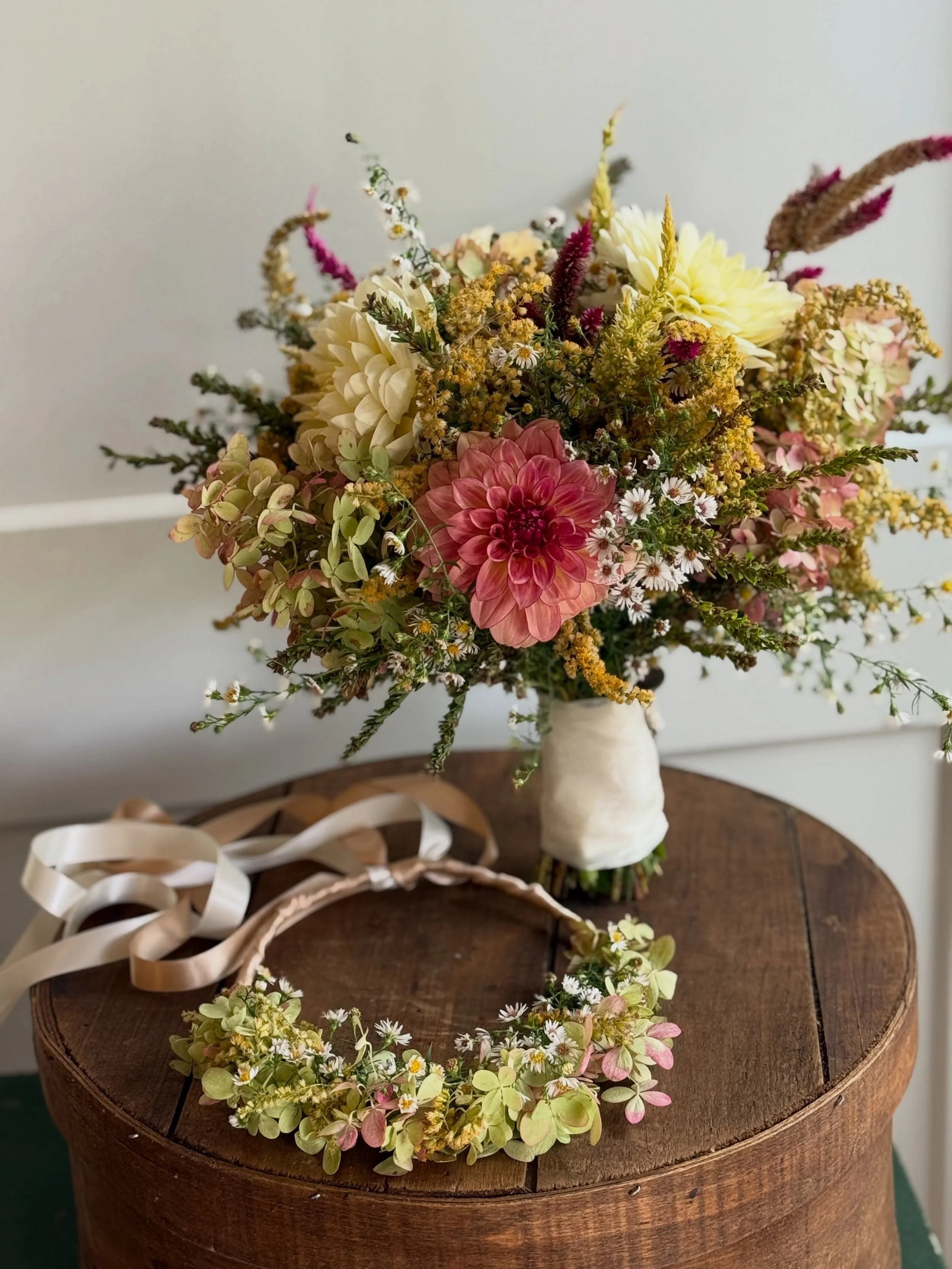 ✨🍂✨

a little bit of Autumn Love &hellip; ✨

Bridal Bits &hellip; ✨

Happy Wedding Day &hellip; ✨

✨✨✨

#flourishroot #weddingflowers #bridalbouquet #bridalcrown #localflowers