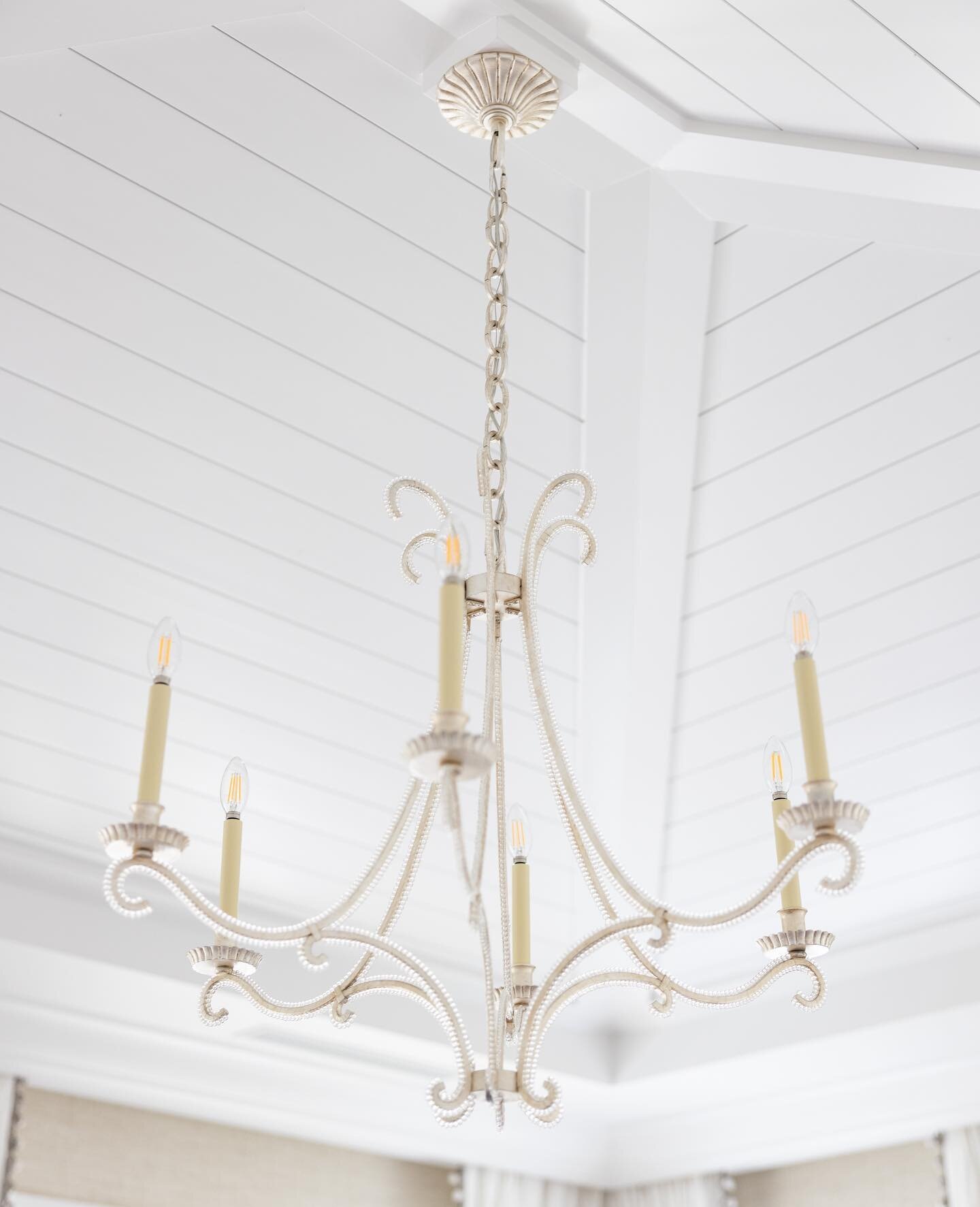Even in all white, the tiniest details shine through 🤍 Our team wants to do a poll... do you like modern lighting fixtures or classic chandeliers? Let us know in the comments!⁠
⁠
#chandelier #homelighting #candlechandelier #whitepanneling #interiord