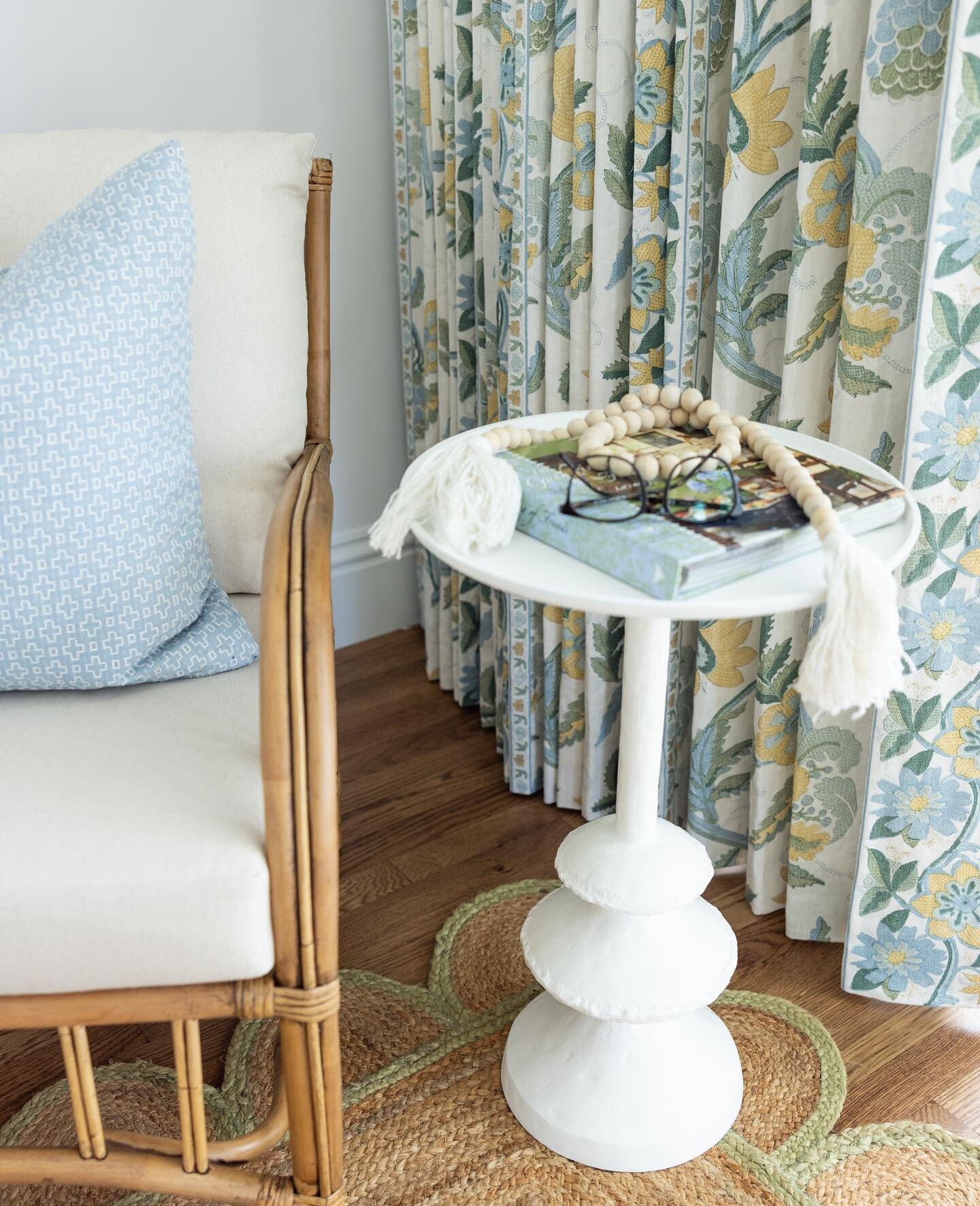 Playing with textures, styles, and patterns all in one corner (and we love it) ✨ Don't be afraid to have fun with your space!⁠
⁠
#interiordesign #interiordesignstyle #homedesign #homedesigninspo #sittingarea #playingwithpatterns