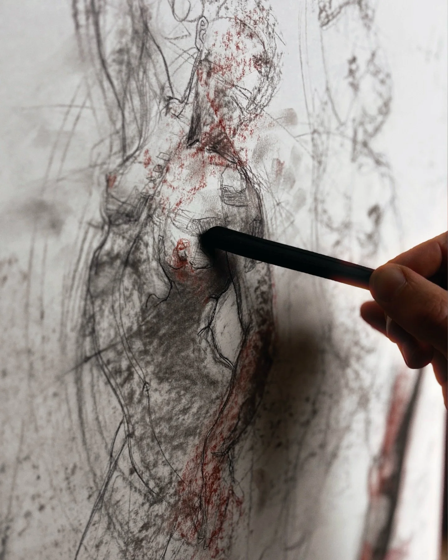 Thank you @nitramcharcoal for your support and encouragement of @thefiguresociety, truly we are so grateful for your interest!! Here, this trois crayons sketch was completed using Nitram&rsquo;s B&acirc;tons Moyens on an @artefexart panel during our 