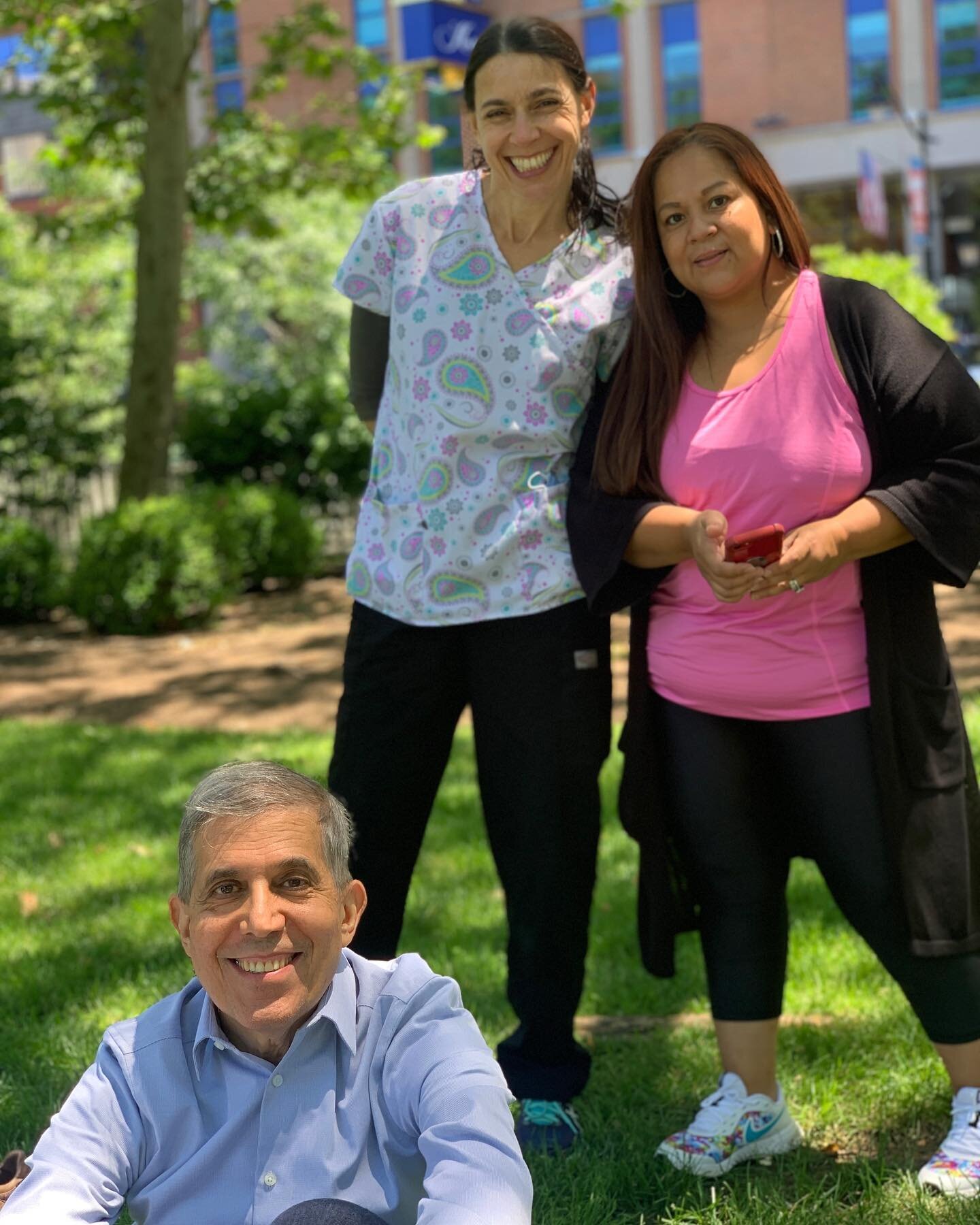 Work hard, play hard❗️ What better way to enjoy break time then having a picnic at Military Park here in Newark⁉️
🦷
The 50 Commerce Dental Staff had a great time enjoying the weather. Now back to work❗️🪥🥼
#lunchbreak #dentaloffice #newark #militar