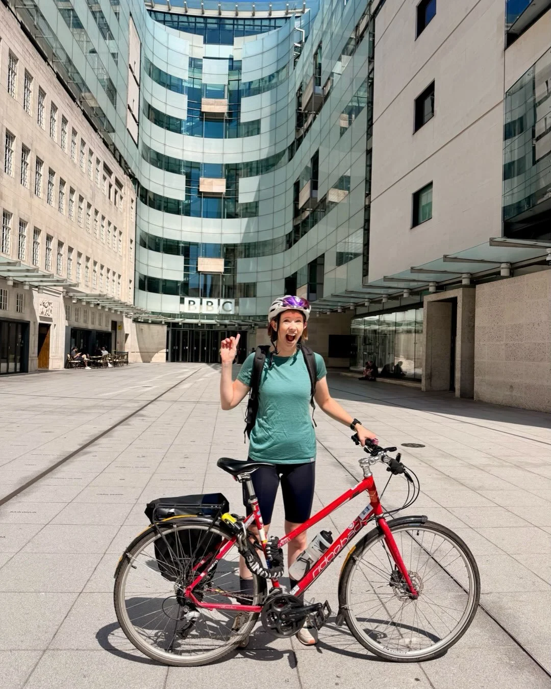 A small WTAF moment last week 🤯

Had such a blast on Saturday talking on the @robertelmsshow on @bbclondon radio all about @theeverydaycyclistproject 🚲📸

Of course, my trusty red ridgeback, who has been cycled 3500km across London to make this pro