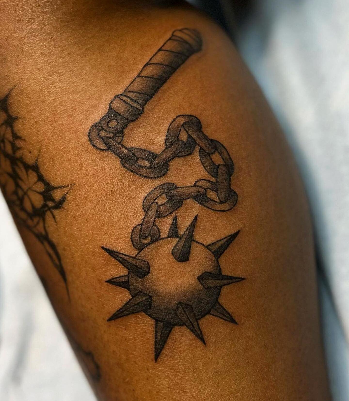 Fun mace tattoo by @ashleybucquoy ⛓️
She&rsquo;s taking appointments for next month. Go give her a follow, you won&rsquo;t regret it 👉@ashleybucquoy @ashleybucquoy @ashleybucquoy

Dark Atelier Tattoo
🏰1115 Front St. in Old Sac
☎️(916)573-3225
.
.
.