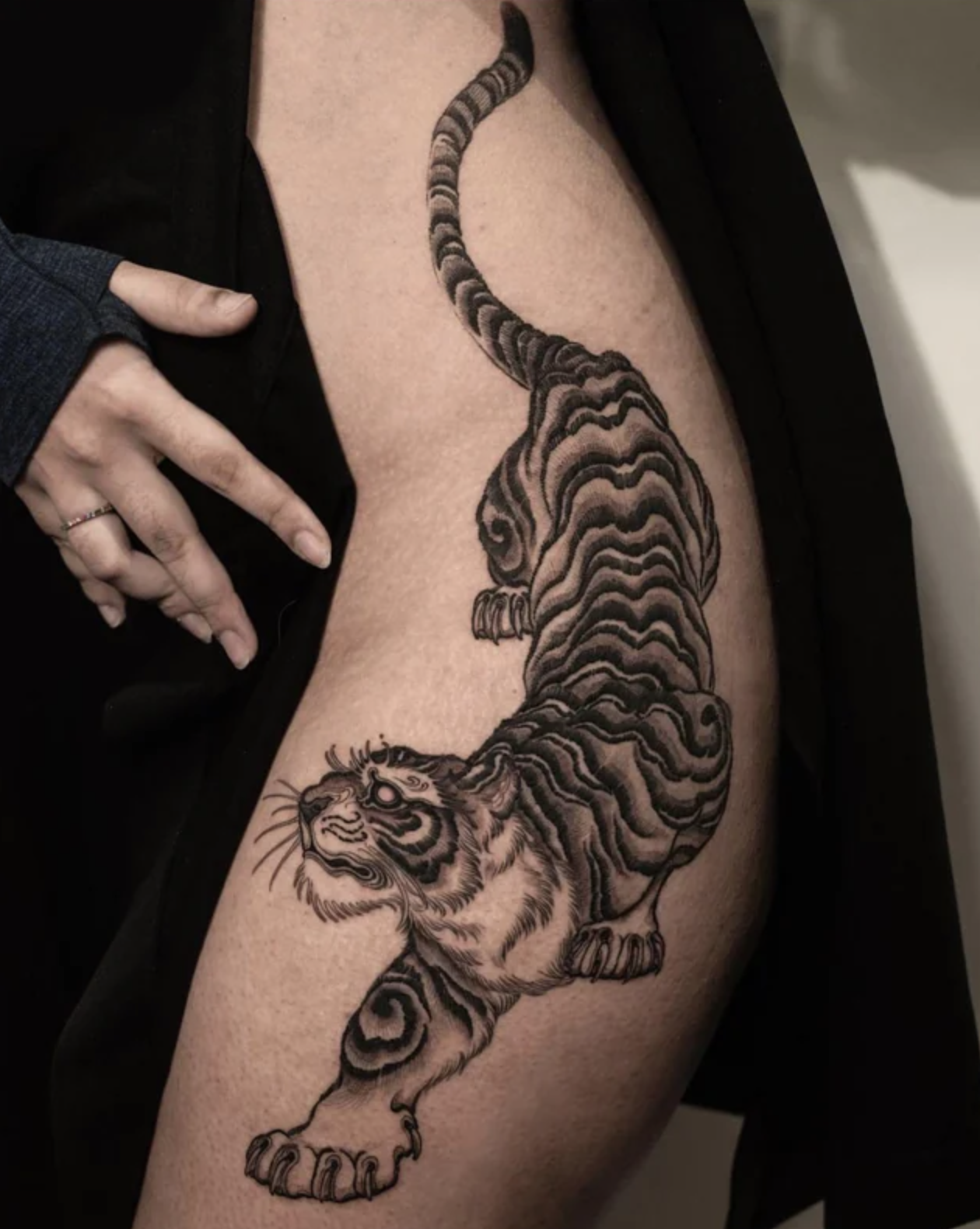 black work thigh tiger tattoo.png