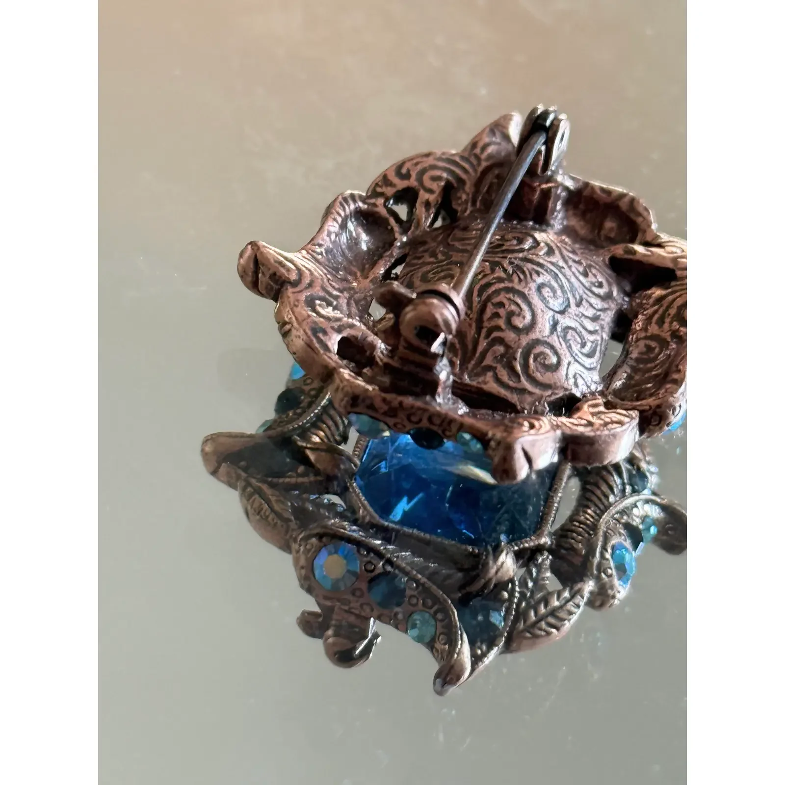 1970s-hollywood-regency-brooch-with-tanzanite-rhinestones-0518.webp