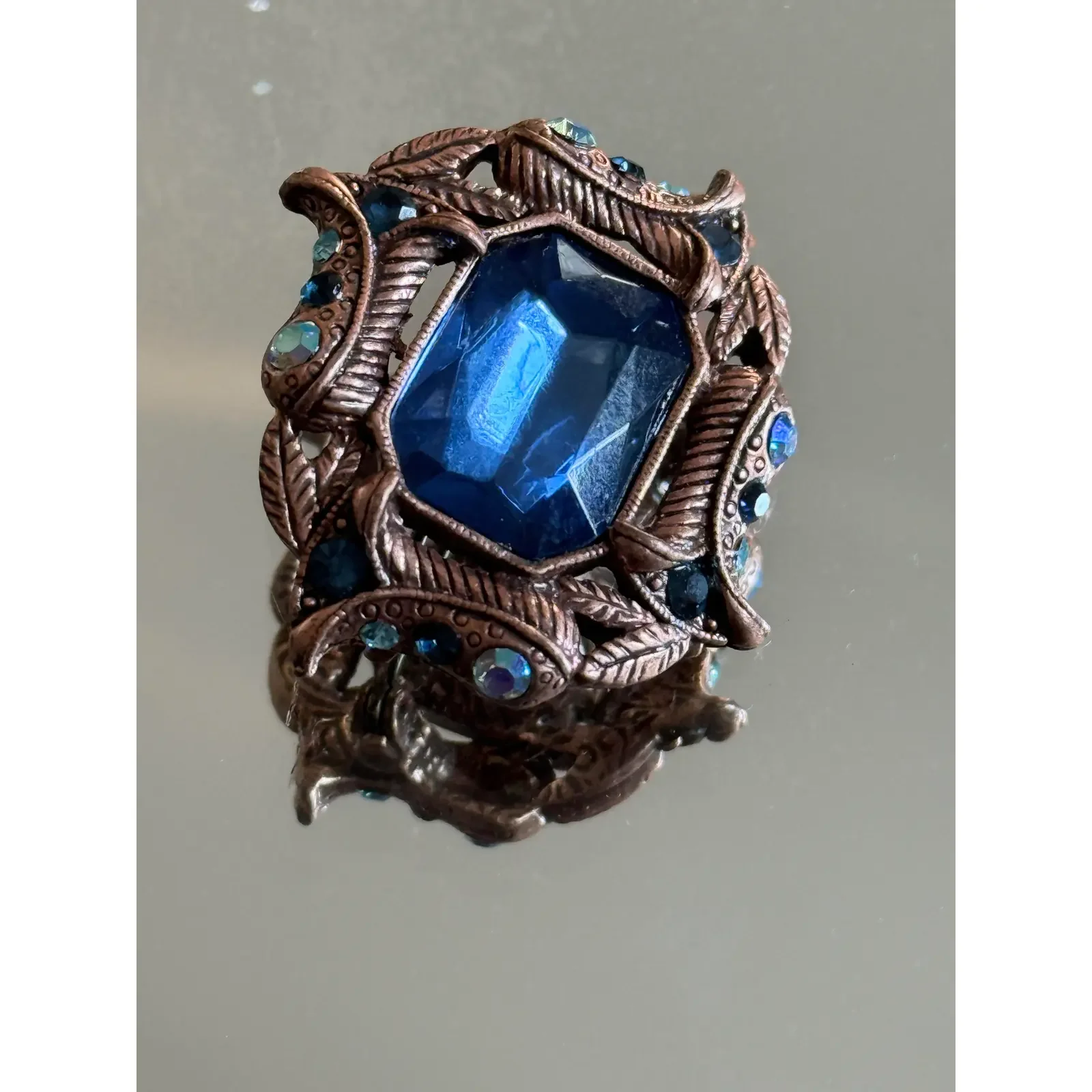1970s-hollywood-regency-brooch-with-tanzanite-rhinestones-5043.webp