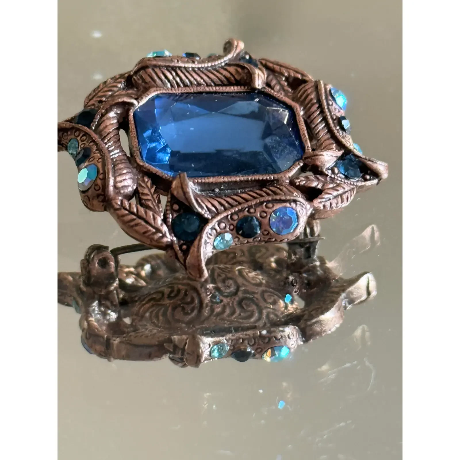 1970s-hollywood-regency-brooch-with-tanzanite-rhinestones-1497.webp