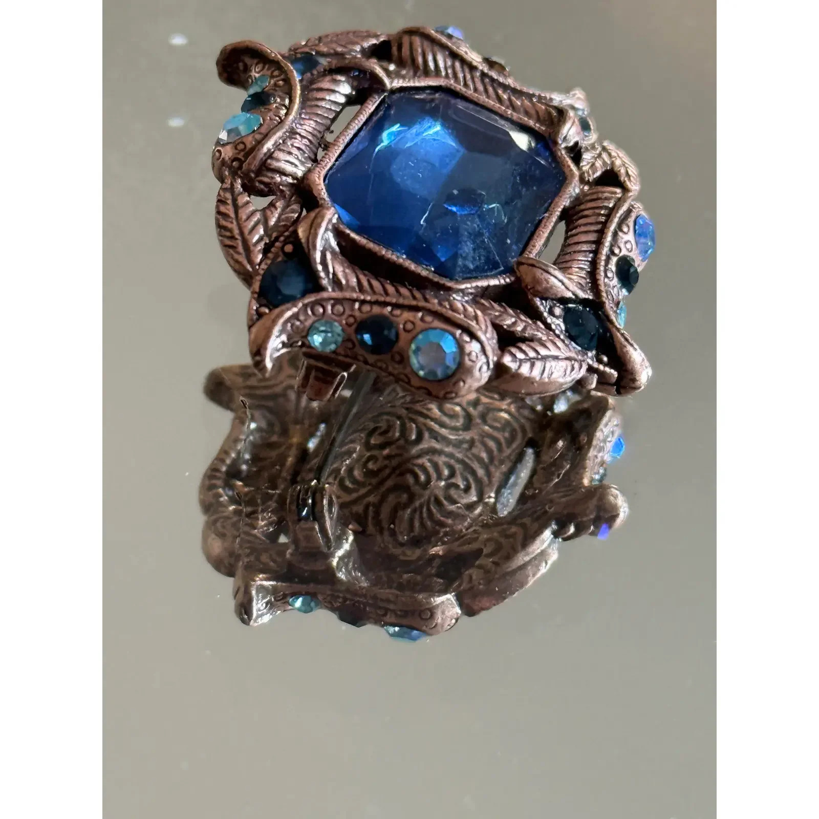 1970s-hollywood-regency-brooch-with-tanzanite-rhinestones-0123.webp