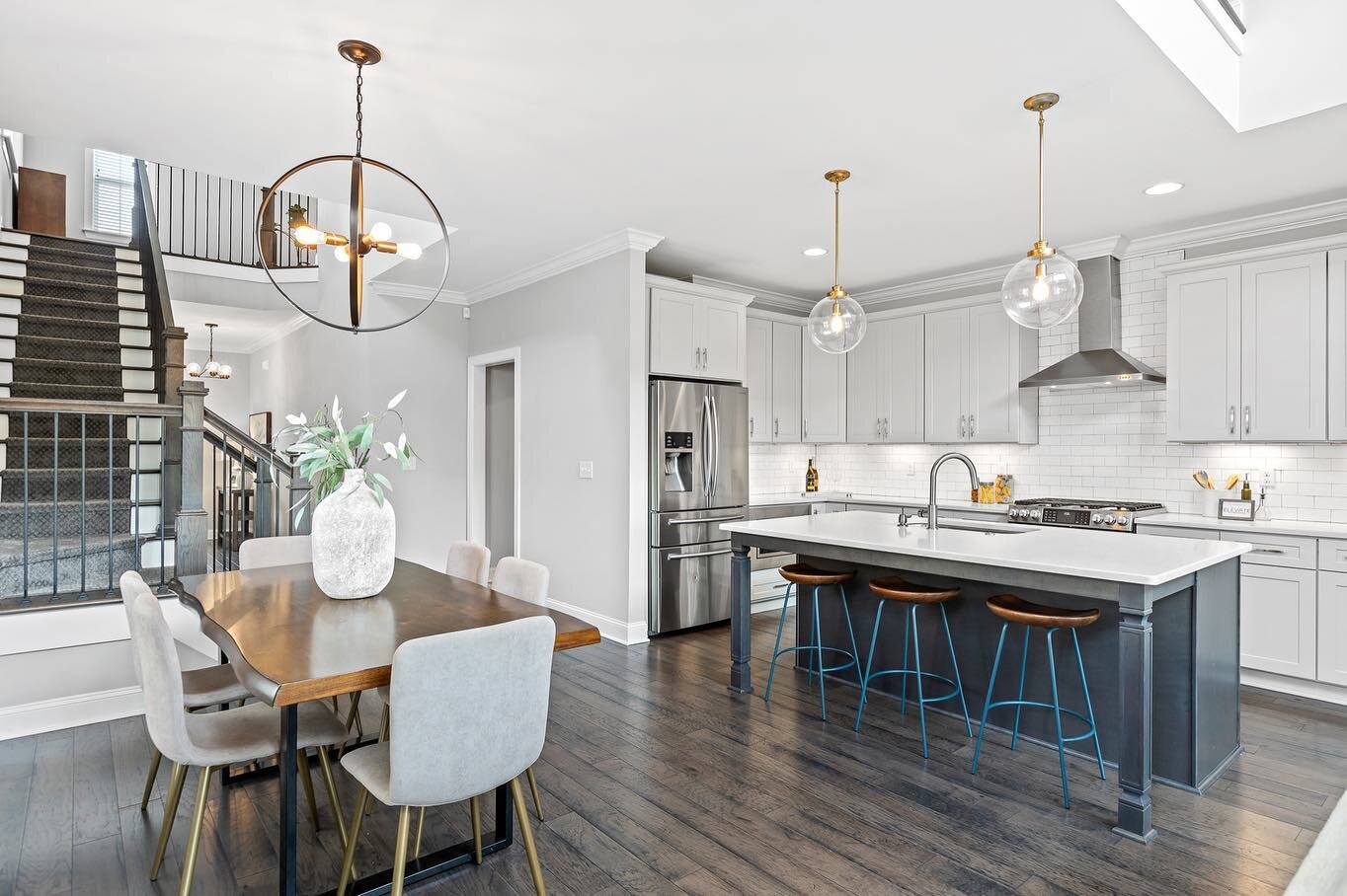 🥳 This gorgeous home is U N D E R  C O N T R A C T 🥳

Staging by @elevatehomestagings and photography by @creativerevolver ! The best of the best!
.
.
.
.
.
.
#realestate #realtor #eastbrainerd #apison #ooltewah #collegedale #openhouse #househuntin