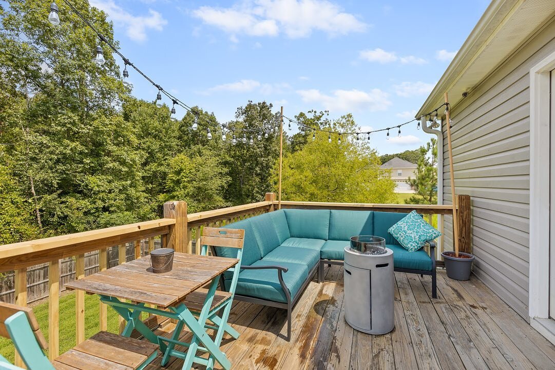🏡 N E W  L I S T I N G 🏡 Backyard goals come true! OVER 3/4 acre lot, fenced in backyard, deck plus concrete patio - all the space for entertaining and escape! 🙌🏼🙌🏼🙌🏼

&bull; 3 Bedroom
&bull; 2 Full Bath
&bull; 1,714 sqft on the main level/ 9