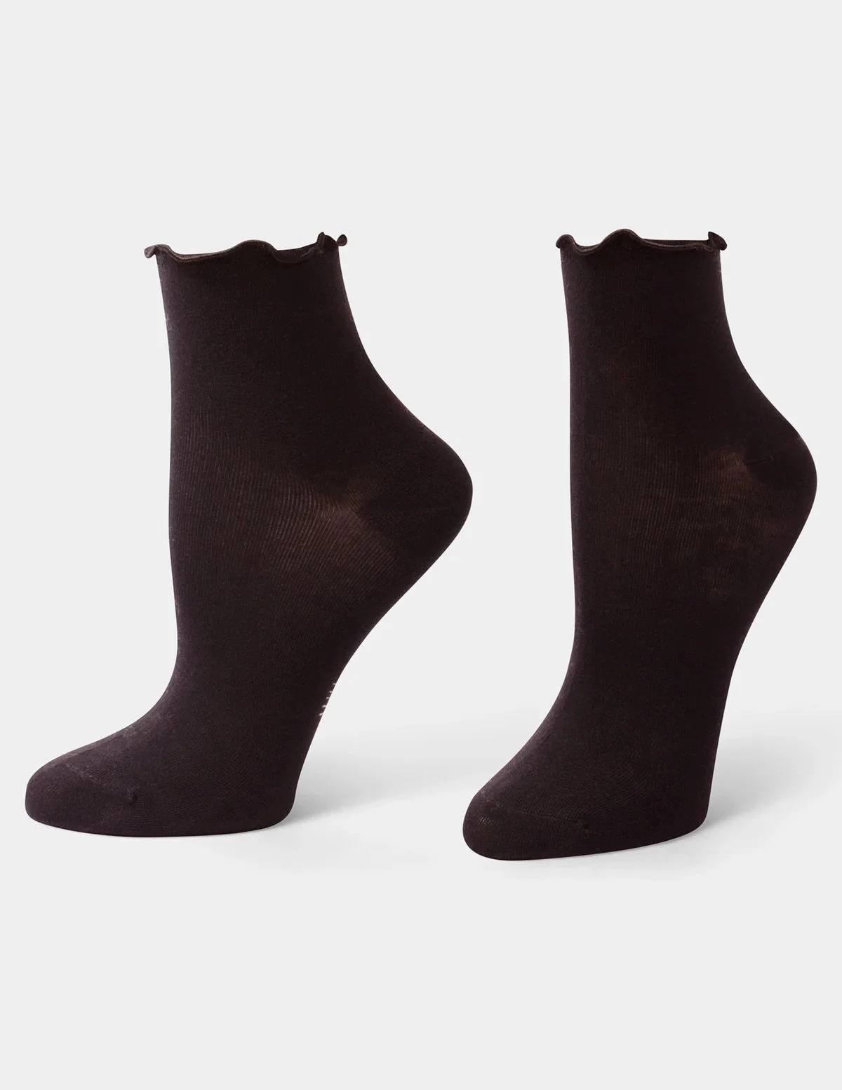 U25023-Ruffle-Edge-Ankle-Sock-Java-Model.jpeg