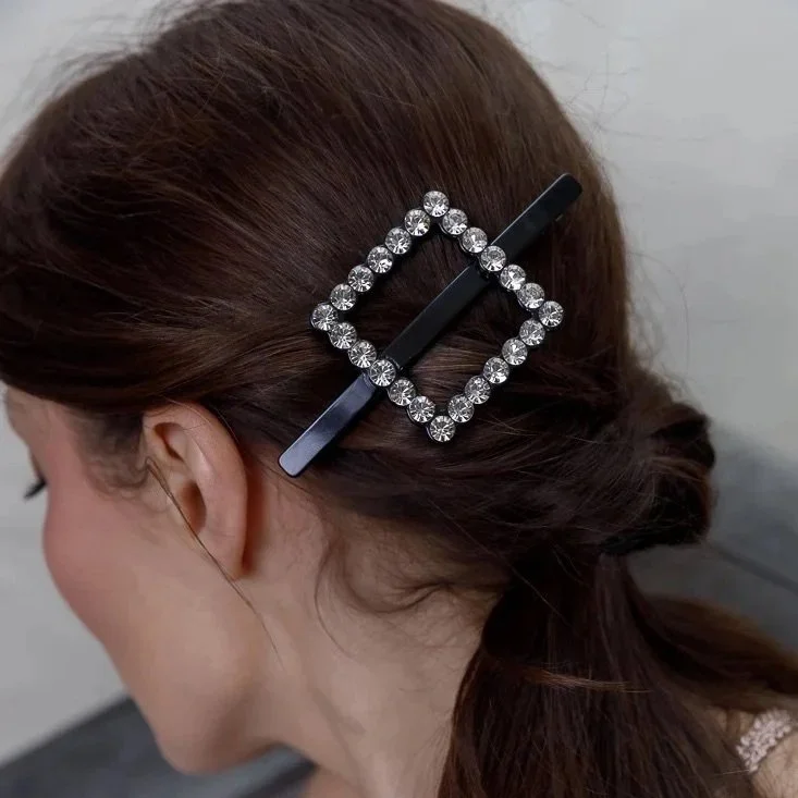 Limlim-square-crystal-barrette-black-model.jpg