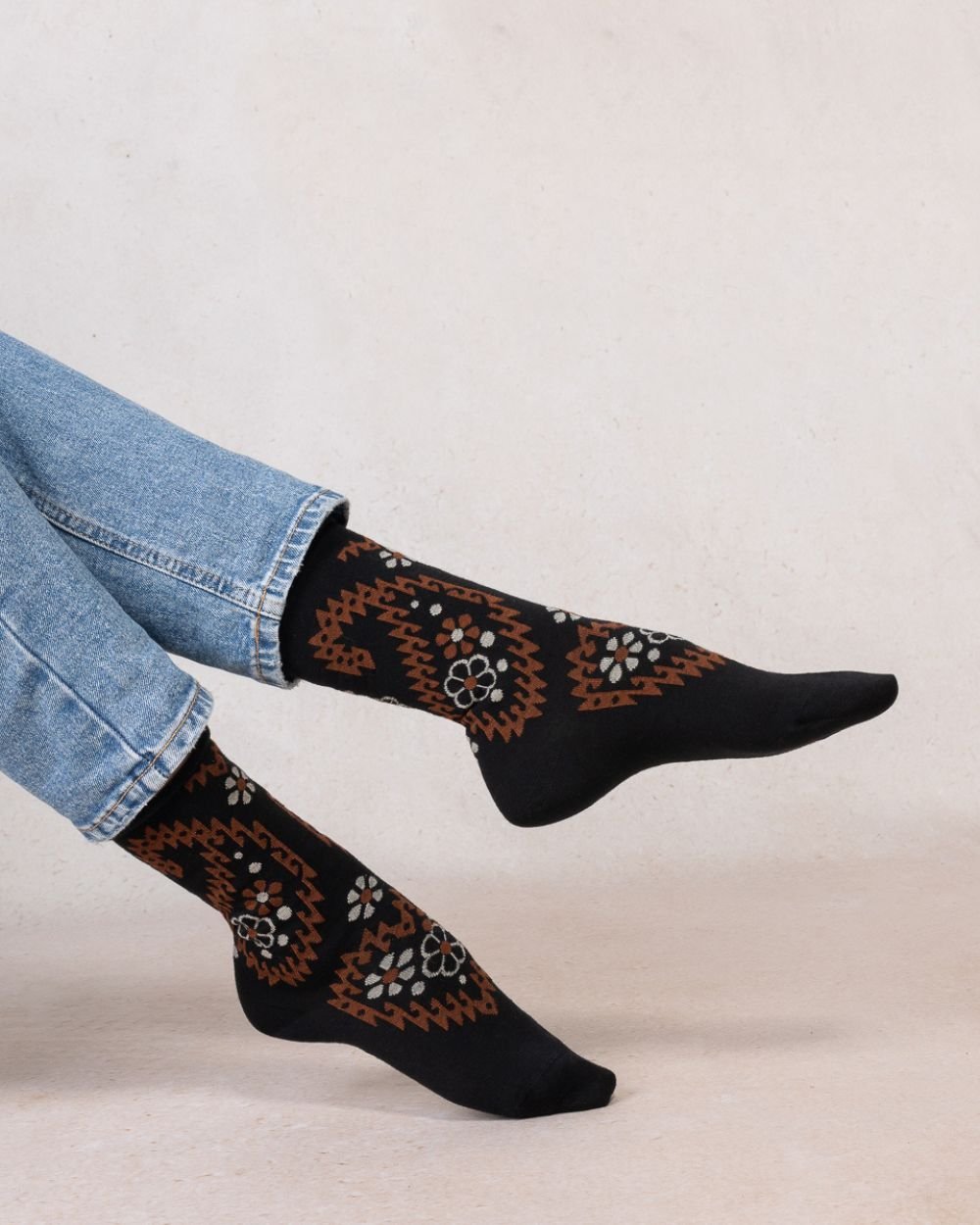 BF6622-wool-paisley-flowers-pattern-black-model.jpg