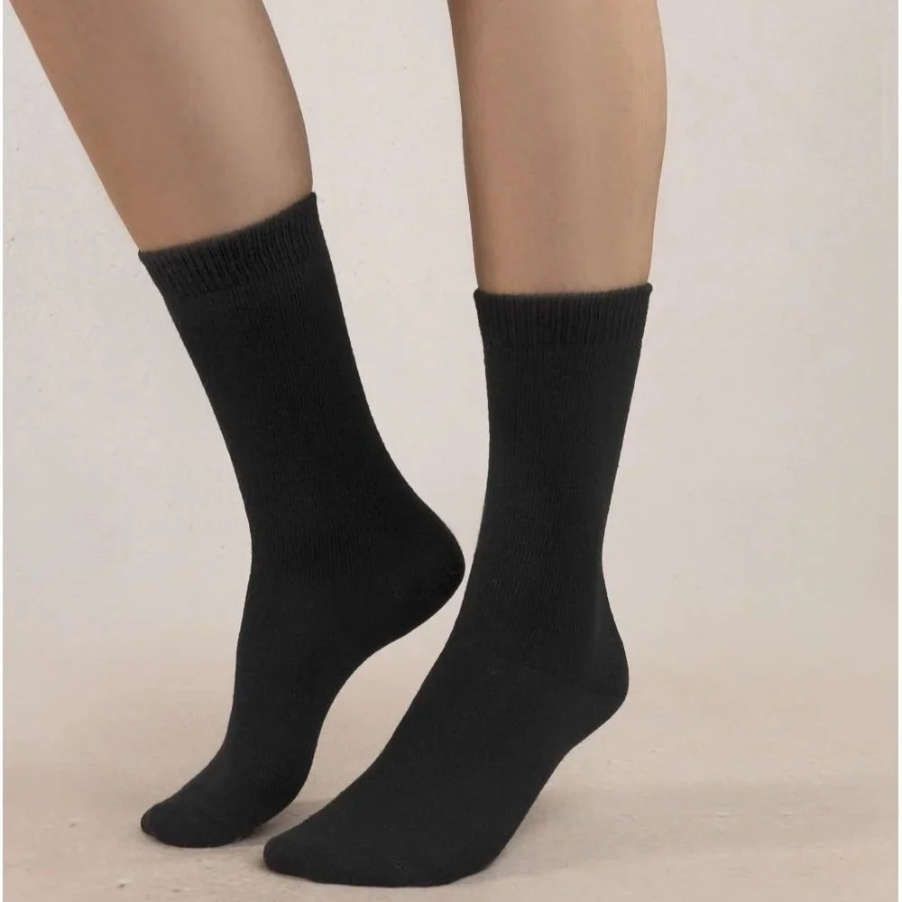BF6095-Cashmere-Crew-Black-Model.jpg