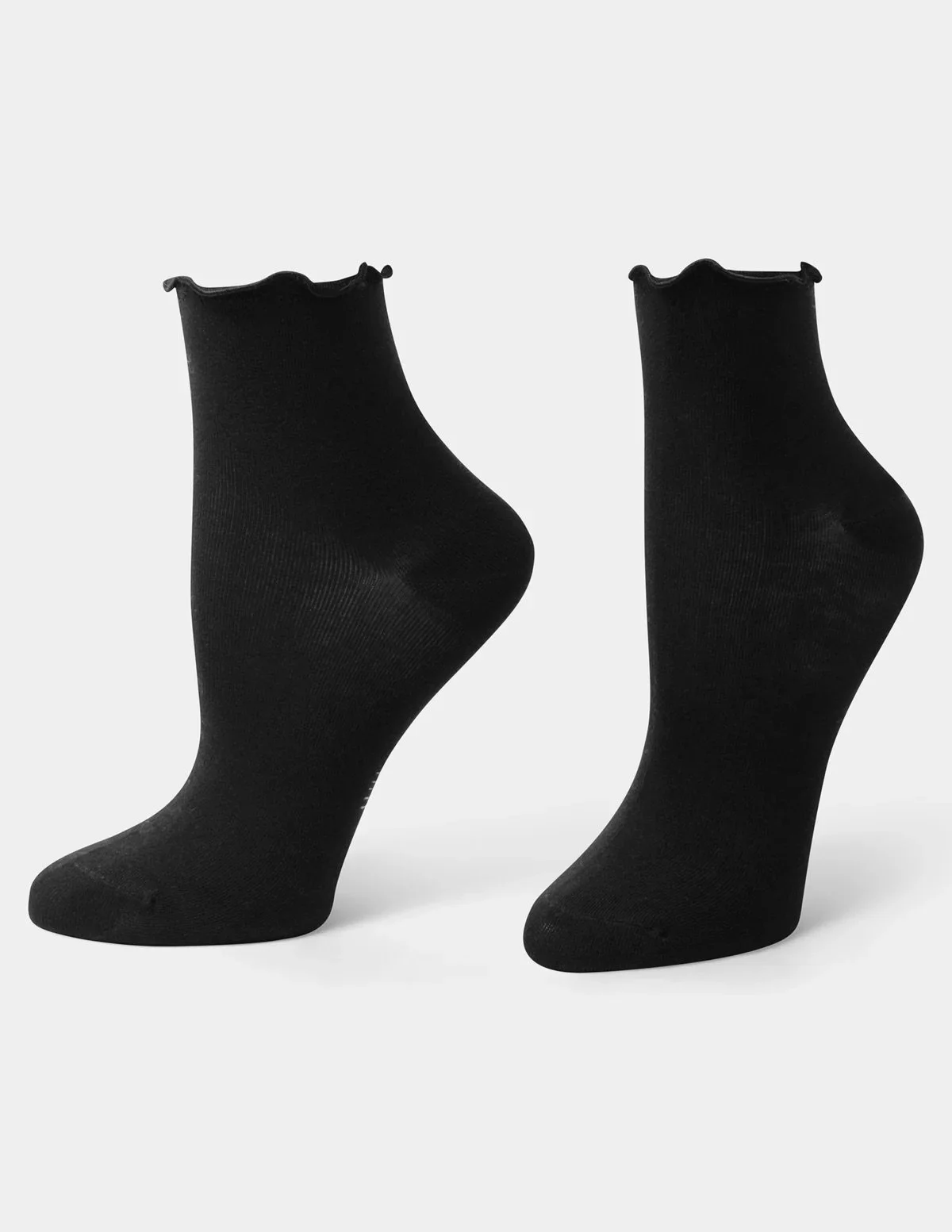 U25023-Ruffle-Edge-Ankle-Sock-Black-Model.jpeg