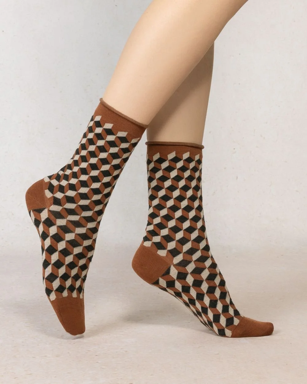 BF6623-geometric-roll-top-caramel-black-model.jpg