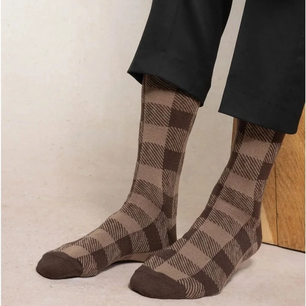 BF7097-merino-wool-check-pattern-cafe-model.jpg